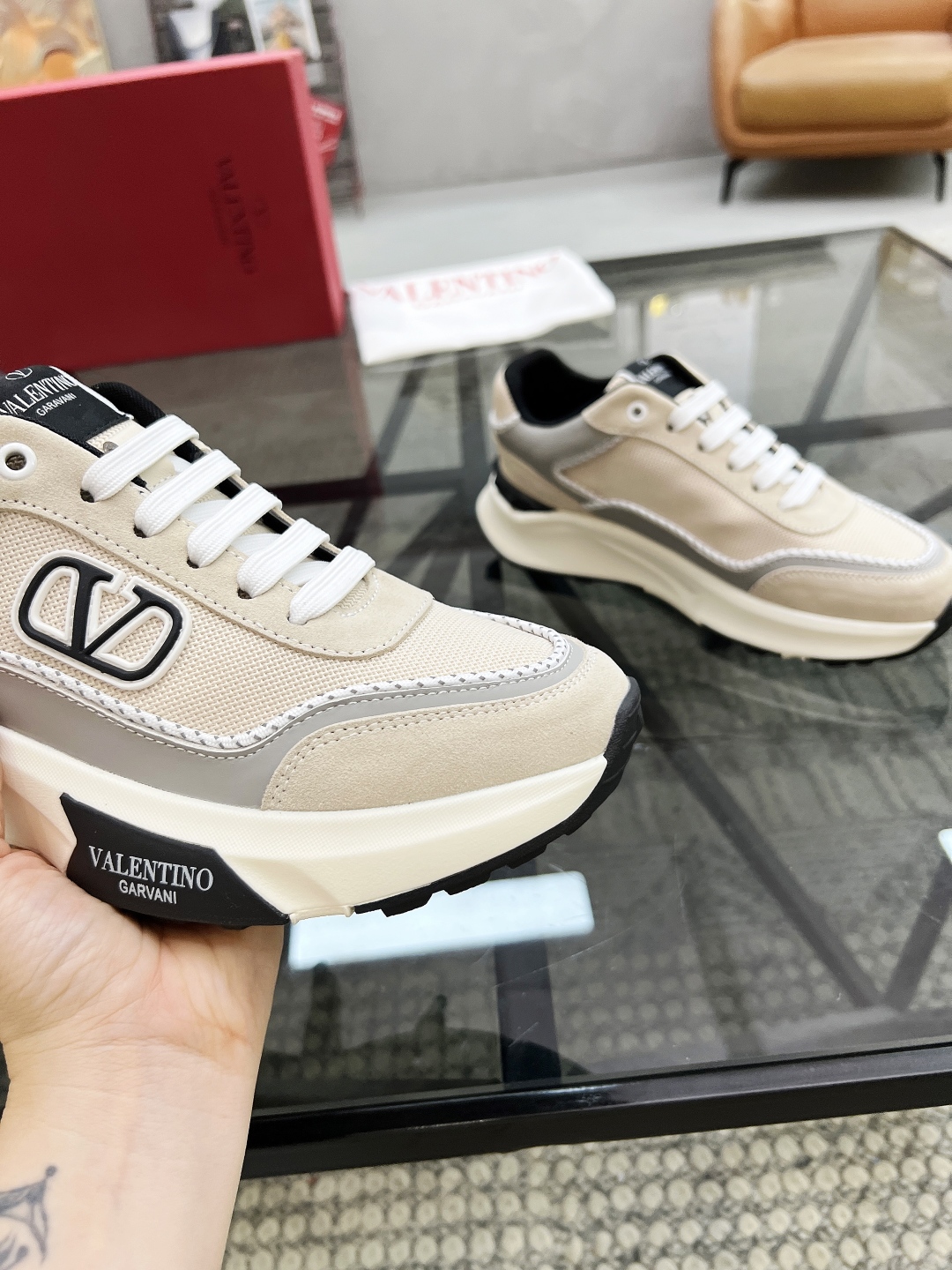  H 🔍顶级代购🇮🇹 华 炸街男神运动鞋新品，经反复试验终打造出完美版本，经典的华伦家高超拼接工艺技术瞬