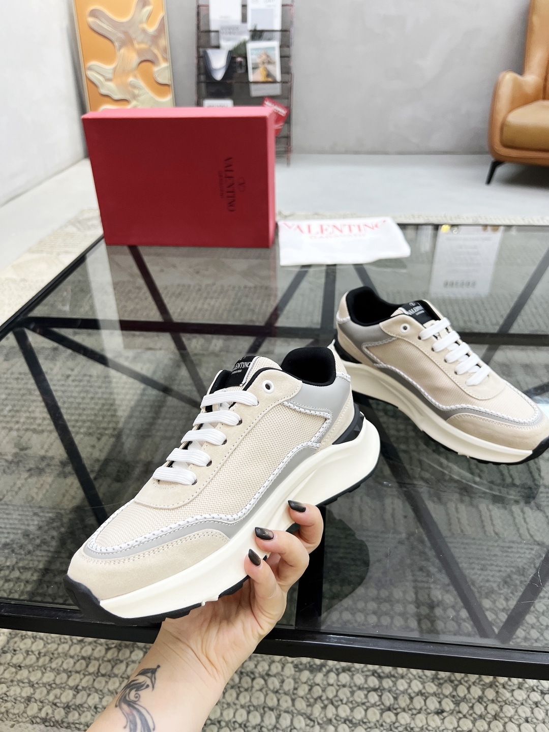  H 🔍顶级代购🇮🇹 华 炸街男神运动鞋新品，经反复试验终打造出完美版本，经典的华伦家高超拼接工艺技术瞬