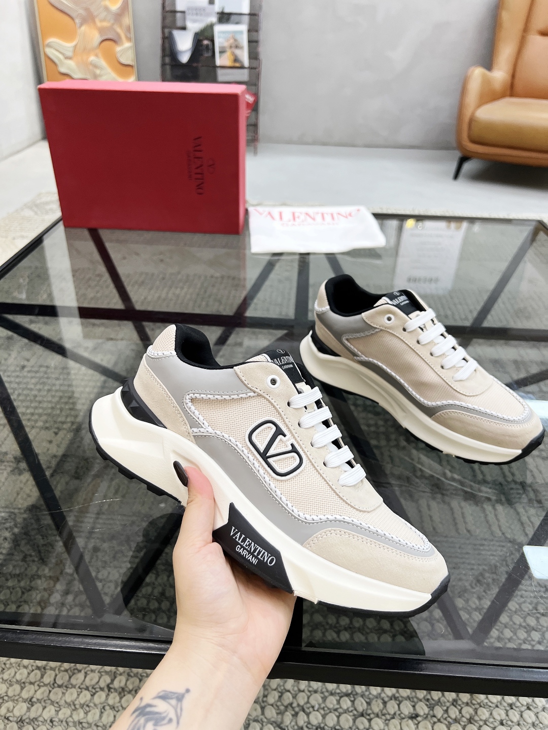  H 🔍顶级代购🇮🇹 华 炸街男神运动鞋新品，经反复试验终打造出完美版本，经典的华伦家高超拼接工艺技术瞬