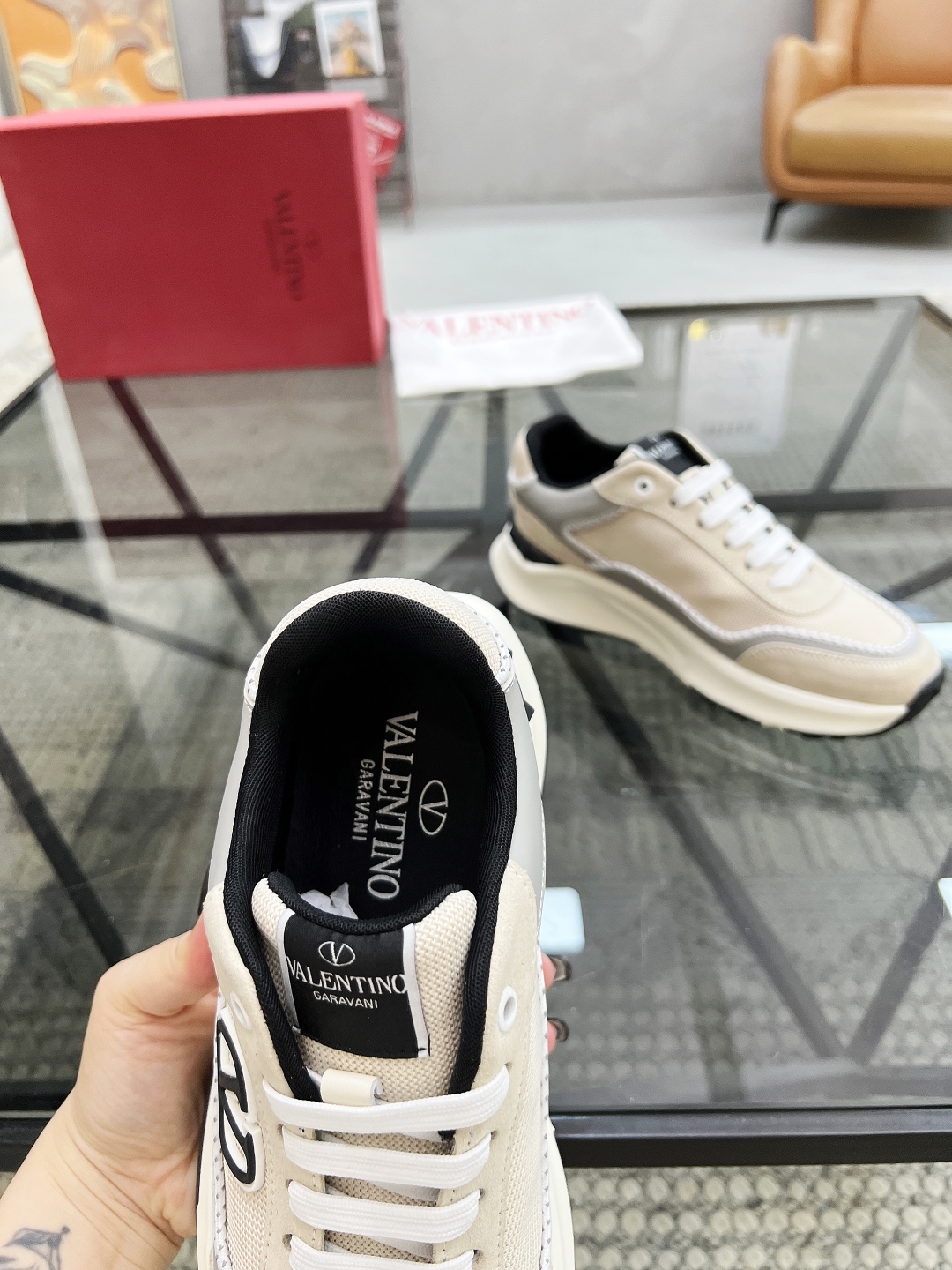  H 🔍顶级代购🇮🇹 华 炸街男神运动鞋新品，经反复试验终打造出完美版本，经典的华伦家高超拼接工艺技术瞬
