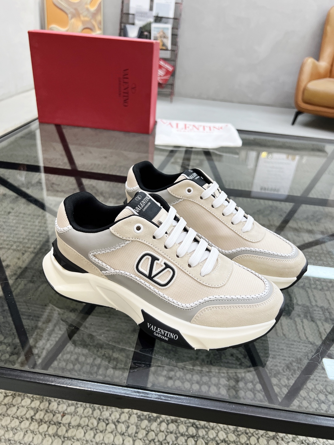  H 🔍顶级代购🇮🇹 华 炸街男神运动鞋新品，经反复试验终打造出完美版本，经典的华伦家高超拼接工艺技术瞬