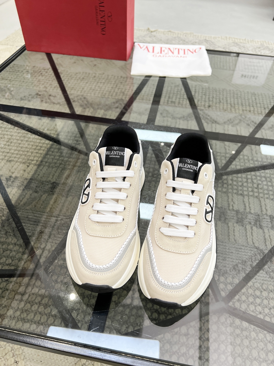  H 🔍顶级代购🇮🇹 华 炸街男神运动鞋新品，经反复试验终打造出完美版本，经典的华伦家高超拼接工艺技术瞬