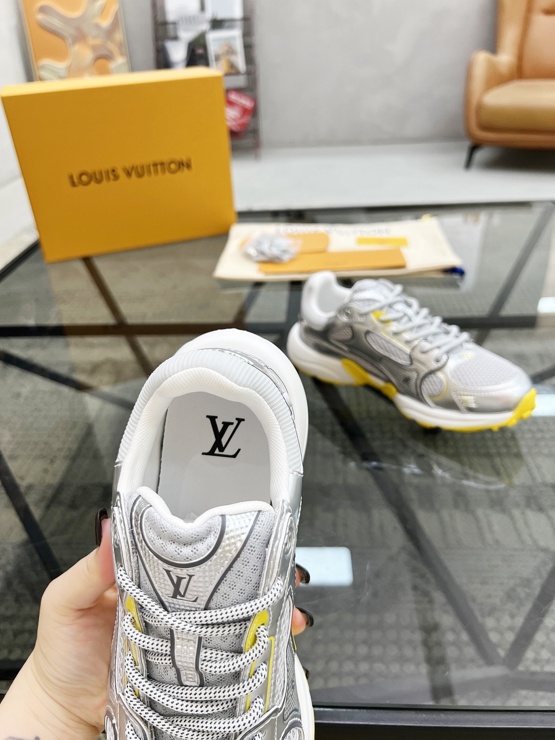  L 🔍顶级代购🇮🇹 路 炸街情侣款👫爆款运动板鞋专柜同步，鞋面意大利进口牛皮搭配网布面料，高品质滴胶复