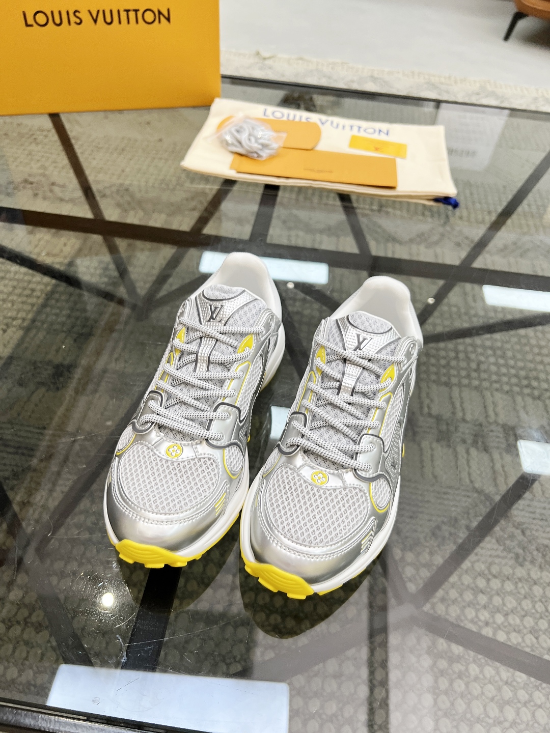  L 🔍顶级代购🇮🇹 路 炸街情侣款👫爆款运动板鞋专柜同步，鞋面意大利进口牛皮搭配网布面料，高品质滴胶复