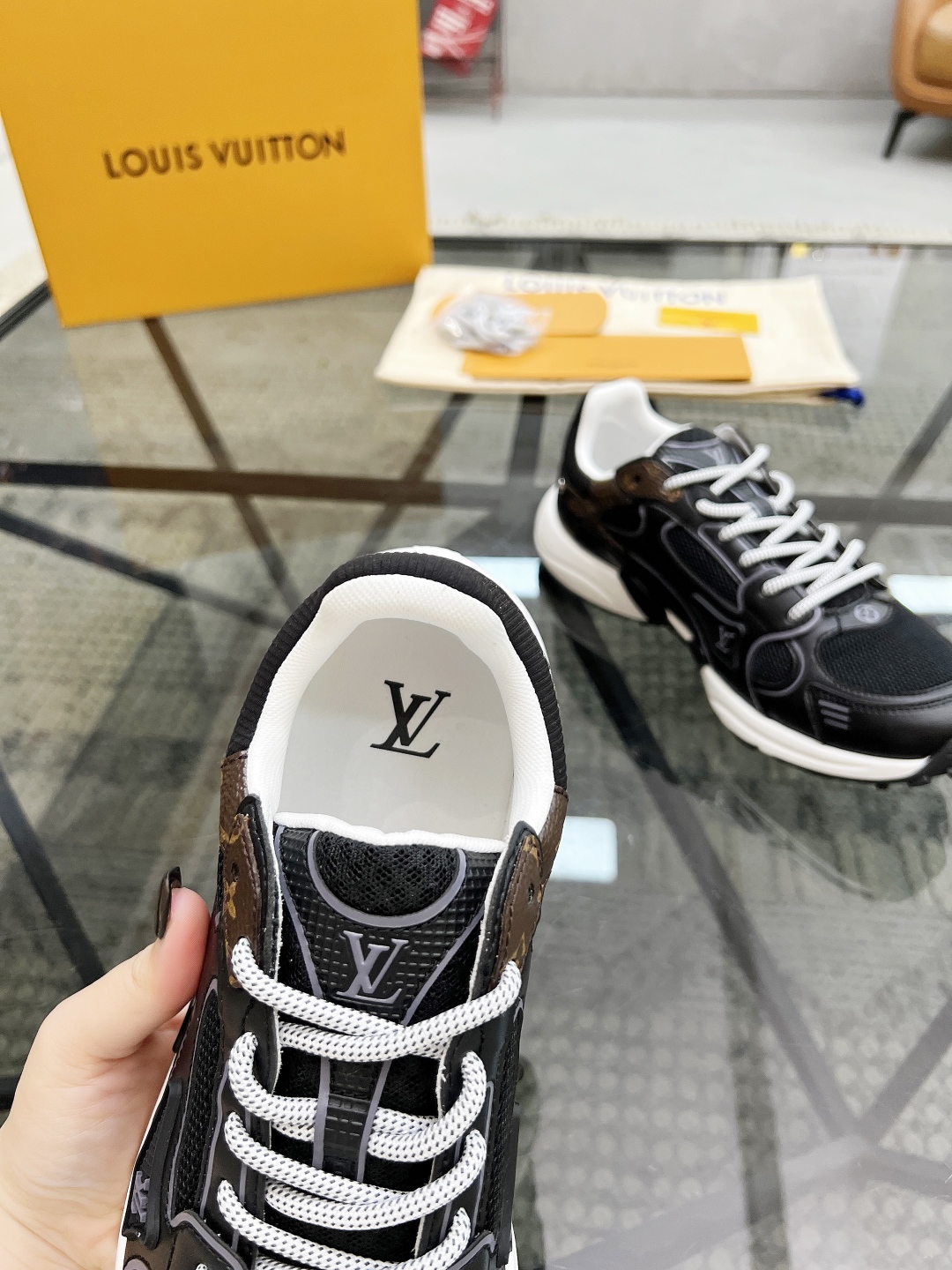  L 🔍顶级代购🇮🇹 路 炸街情侣款👫爆款运动板鞋专柜同步，鞋面意大利进口牛皮搭配网布面料，高品质滴胶复