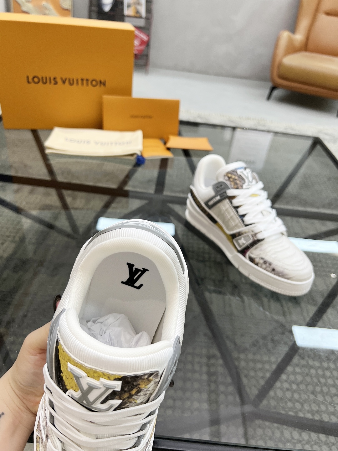  L 🔍顶级代购🇮🇹 路 炸街男神爆款运动板鞋专柜同步，鞋面意大利进口蛇纹牛皮面料，缤纷色彩复杂拼接工艺