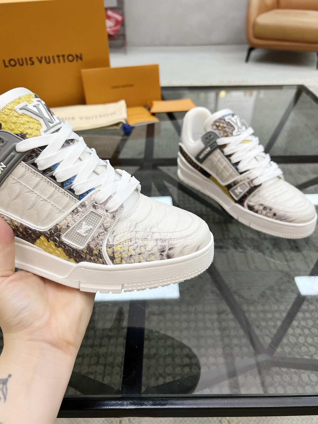 L 🔍顶级代购🇮🇹 路 炸街男神爆款运动板鞋专柜同步，鞋面意大利进口蛇纹牛皮面料，缤纷色彩复杂拼接工艺