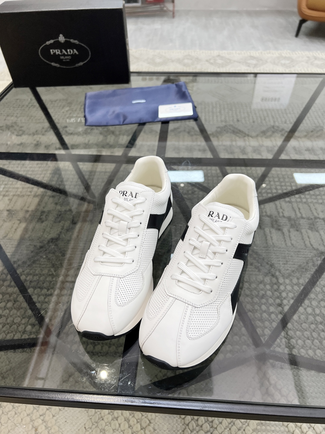  P 🔍顶级代购🇮🇹 普 炸街男神新品来袭，超人气爆款专柜新款，原厂配置意大利进口牛皮面料，高品质复杂拼