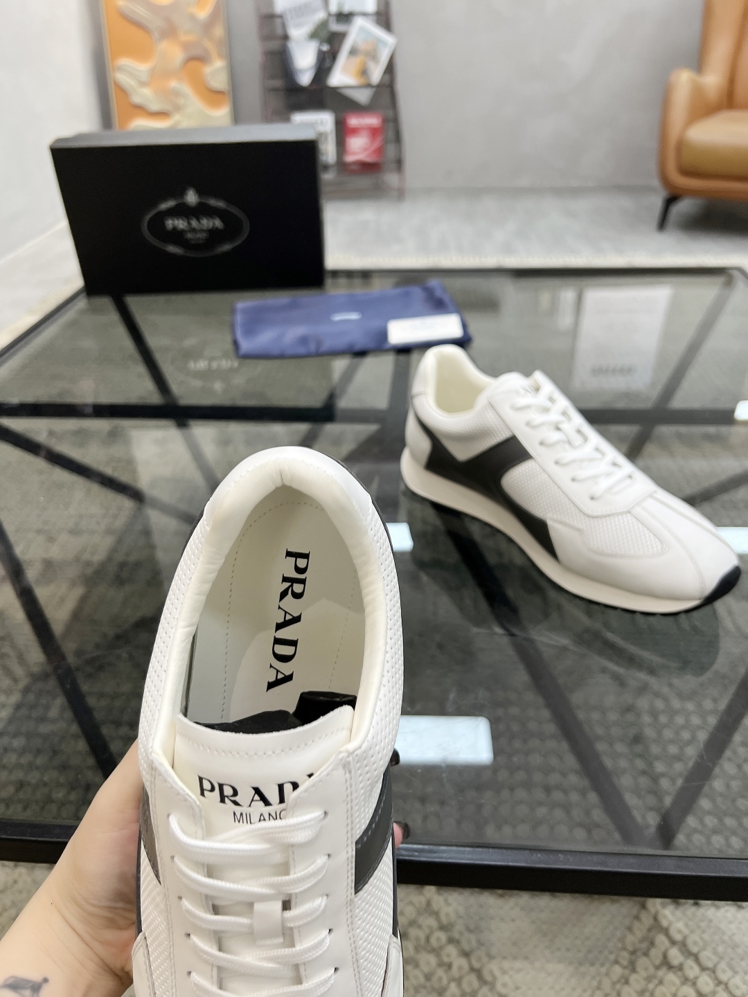  P 🔍顶级代购🇮🇹 普 炸街男神新品来袭，超人气爆款专柜新款，原厂配置意大利进口牛皮面料，高品质复杂拼