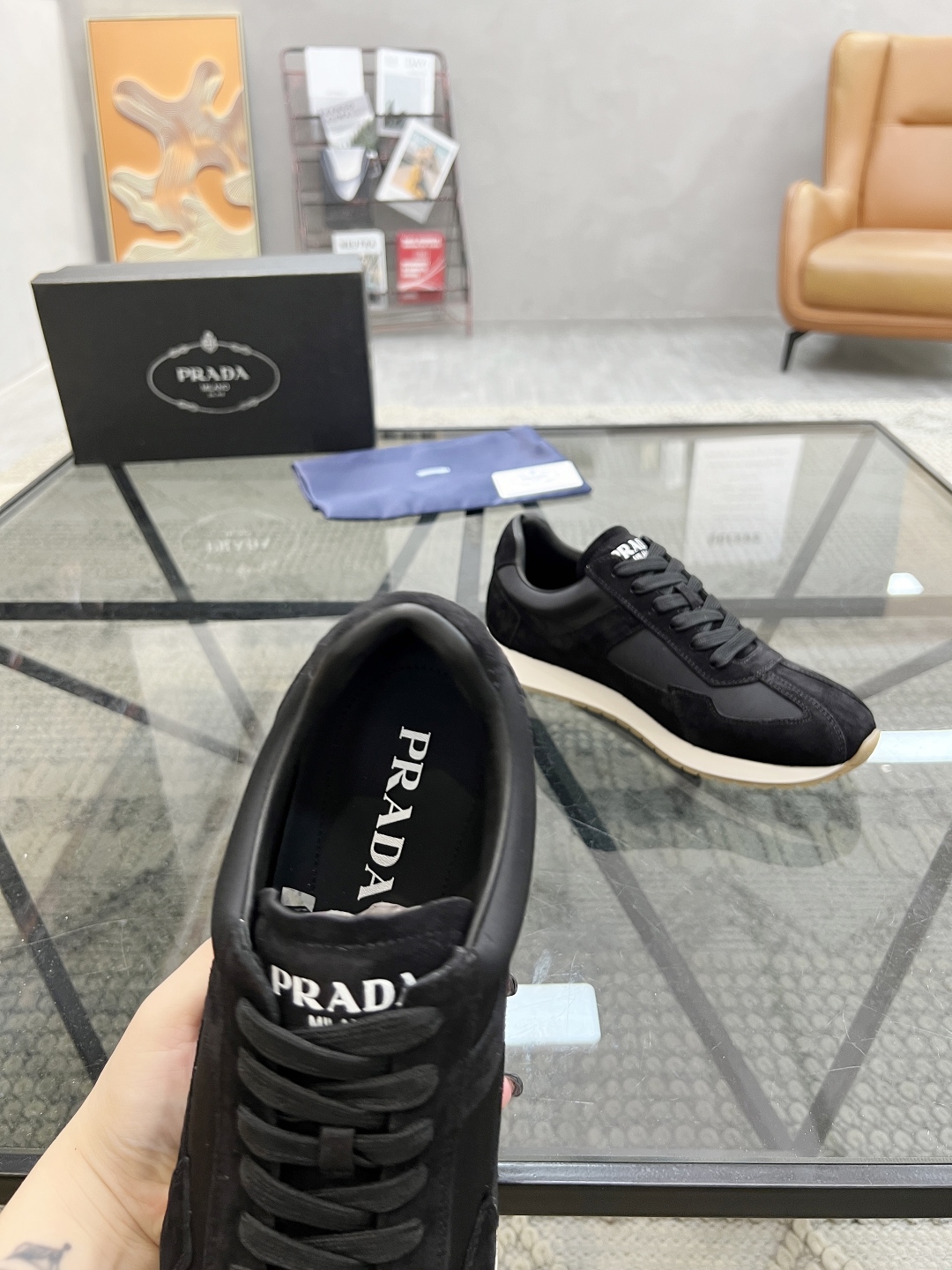  P 🔍顶级代购🇮🇹 普 炸街男神新品来袭，超人气爆款专柜新款，原厂配置意大利进口牛皮搭配帆布面料，高品