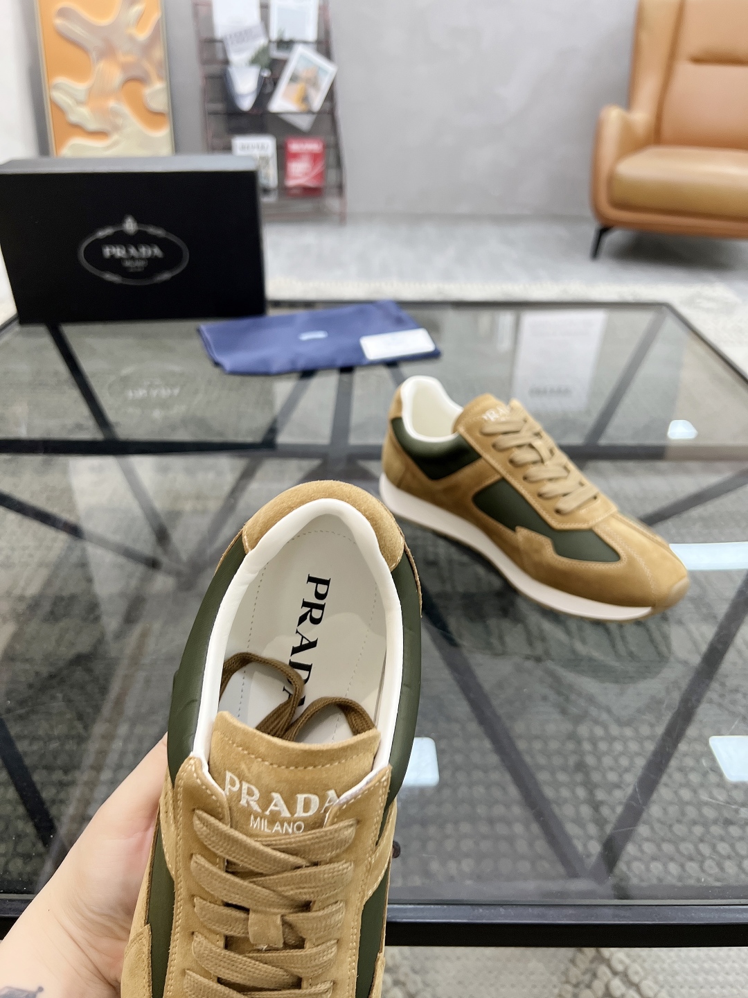  P 🔍顶级代购🇮🇹 普 炸街男神新品来袭，超人气爆款专柜新款，原厂配置意大利进口牛皮搭配帆布面料，高品