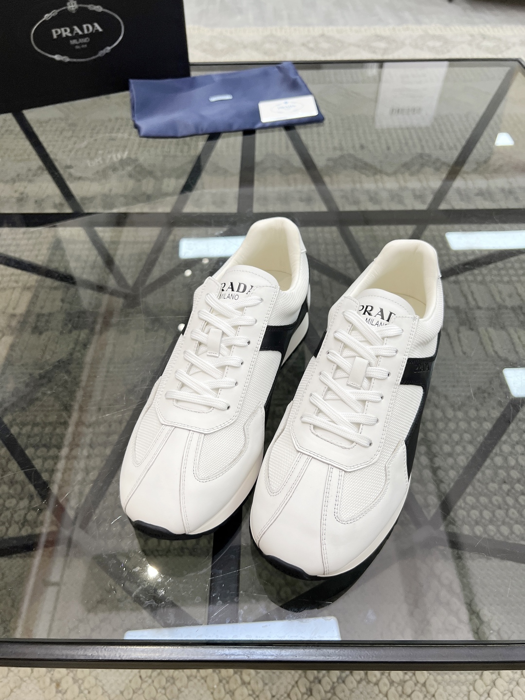  P 🔍顶级代购🇮🇹 普 炸街男神新品来袭，超人气爆款专柜新款，原厂配置意大利进口牛皮搭配帆布面料，高品