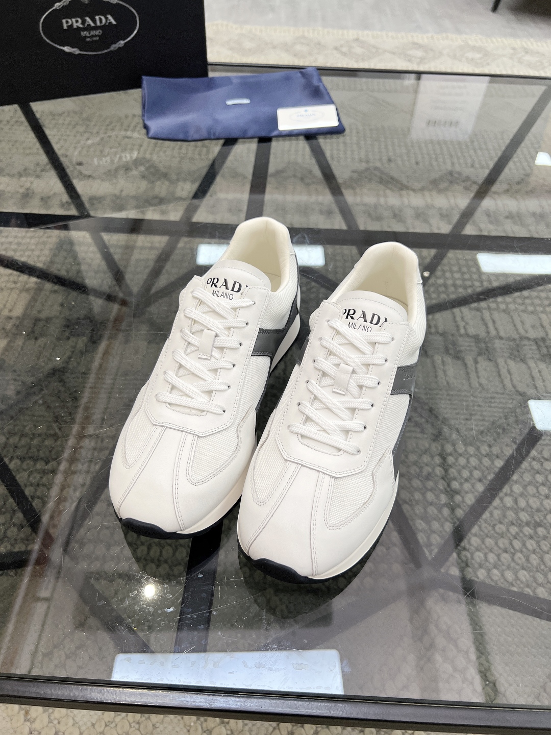  P 🔍顶级代购🇮🇹 普 炸街男神新品来袭，超人气爆款专柜新款，原厂配置意大利进口牛皮搭配帆布面料，高品