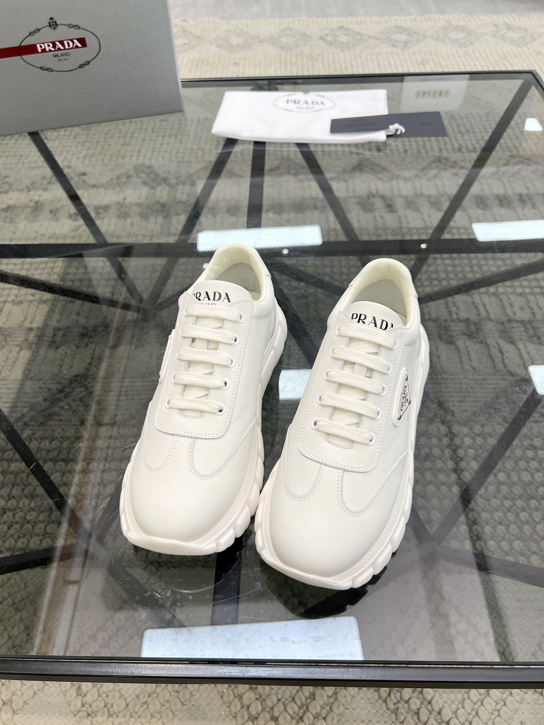 P 🔍顶级代购🇮🇹 普 炸街男神新品专柜同步原厂配置，意大利进口牛皮面料，全鞋配件私模打造，潮达人必备
