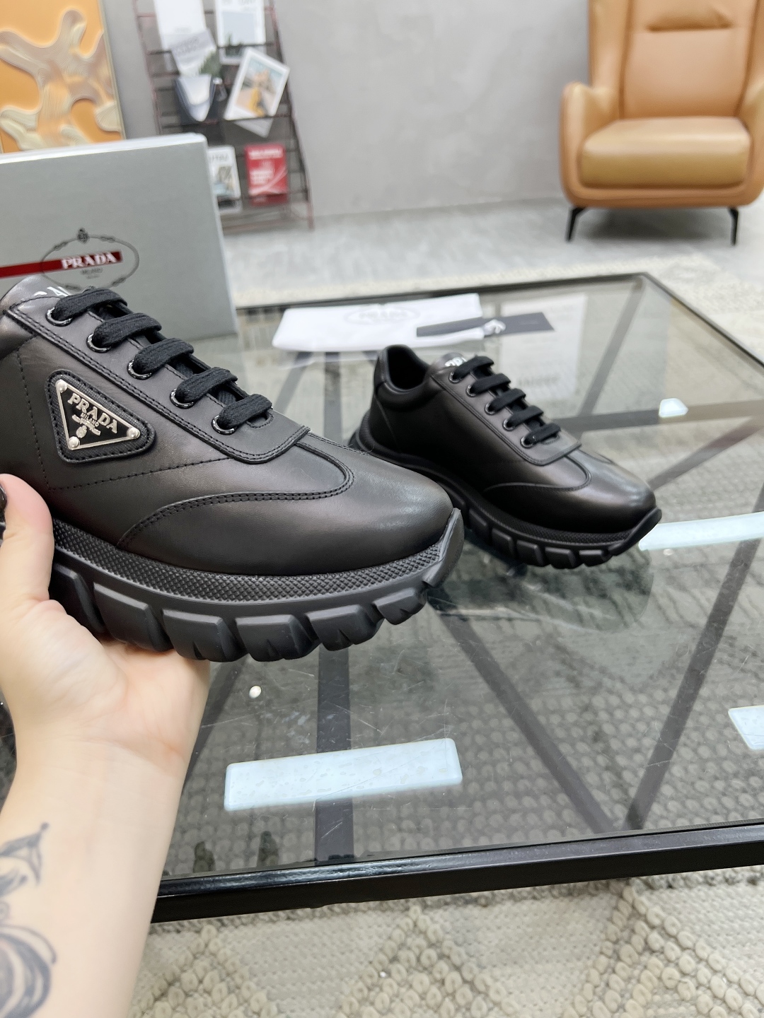  P 🔍顶级代购🇮🇹 普 炸街男神新品专柜同步原厂配置，意大利进口牛皮面料，全鞋配件私模打造，潮达人必备