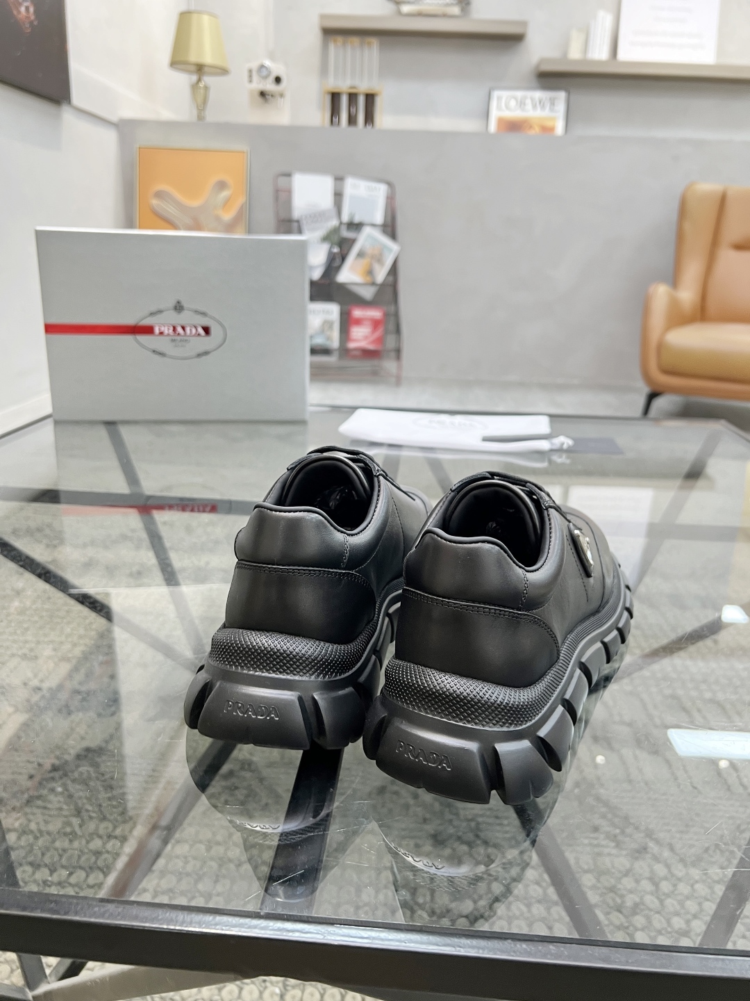  P 🔍顶级代购🇮🇹 普 炸街男神新品专柜同步原厂配置，意大利进口牛皮面料，全鞋配件私模打造，潮达人必备