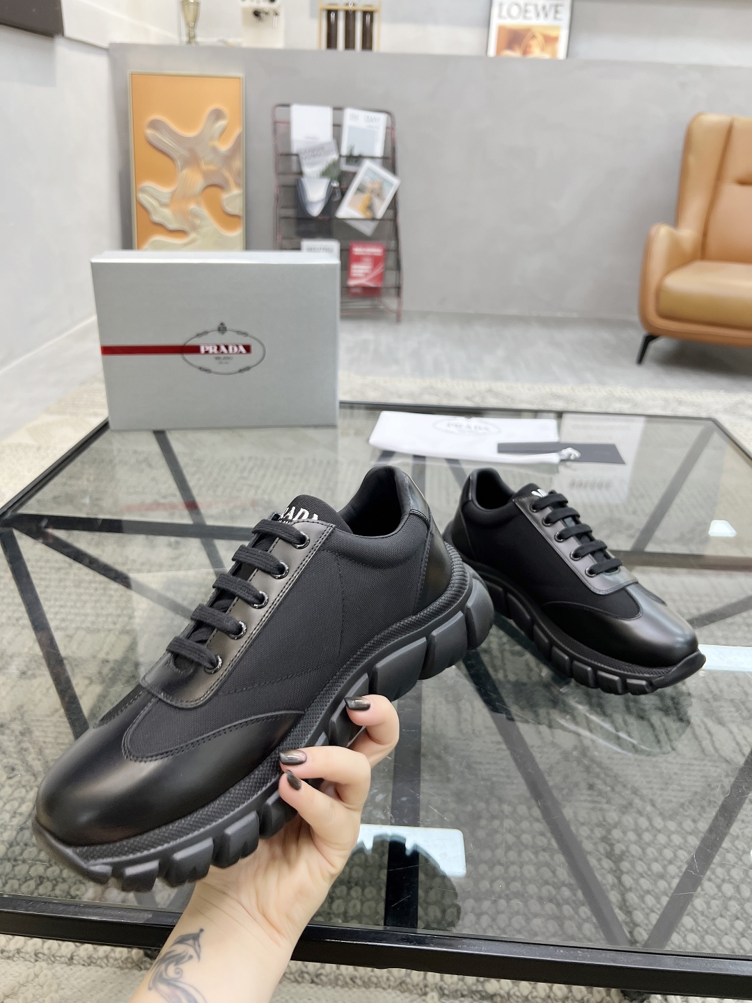  P 🔍顶级代购🇮🇹 普 炸街男神新品专柜同步原厂配置，意大利进口牛皮搭配帆布面料，全鞋配件私模打造，潮