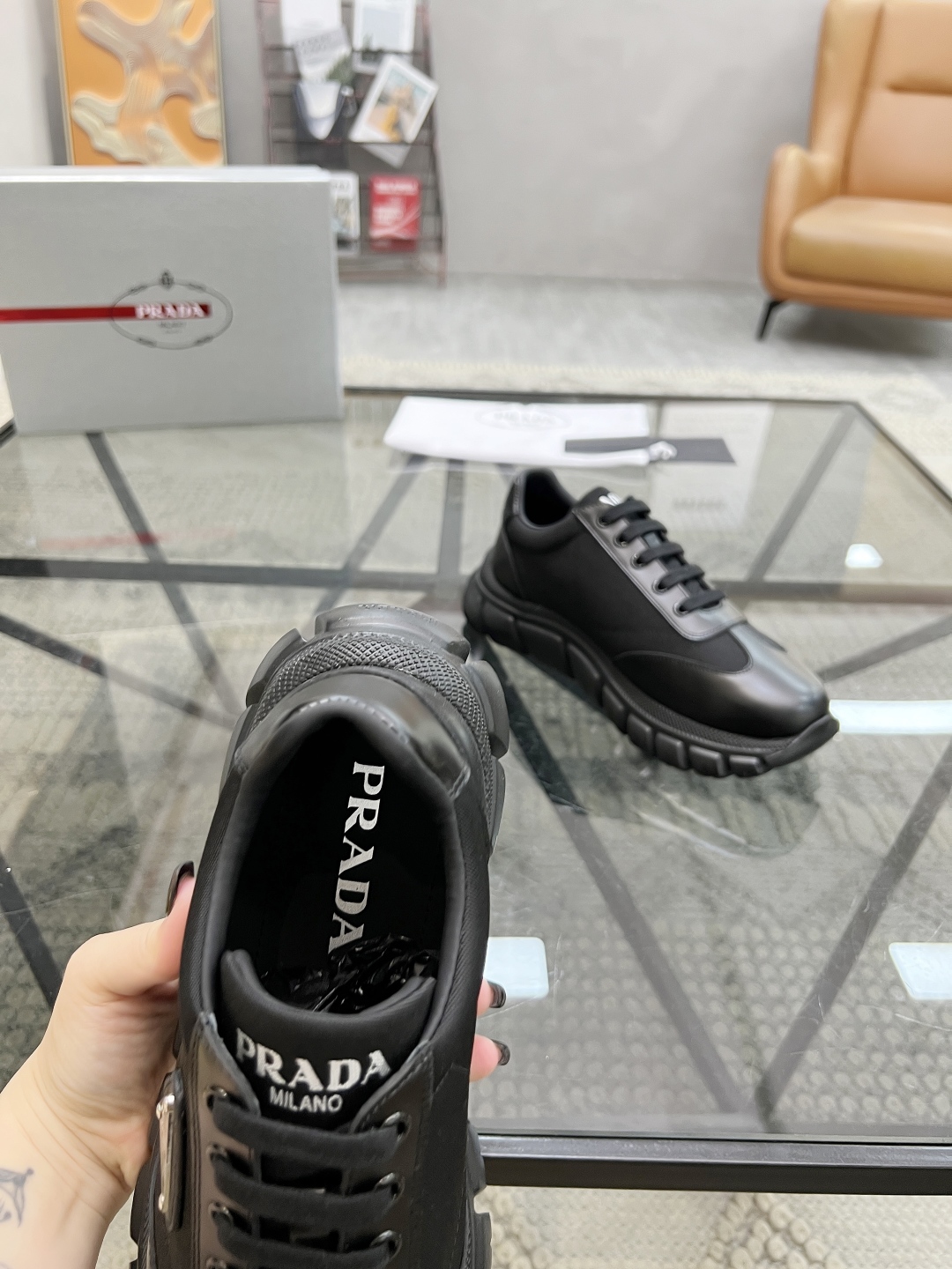  P 🔍顶级代购🇮🇹 普 炸街男神新品专柜同步原厂配置，意大利进口牛皮搭配帆布面料，全鞋配件私模打造，潮