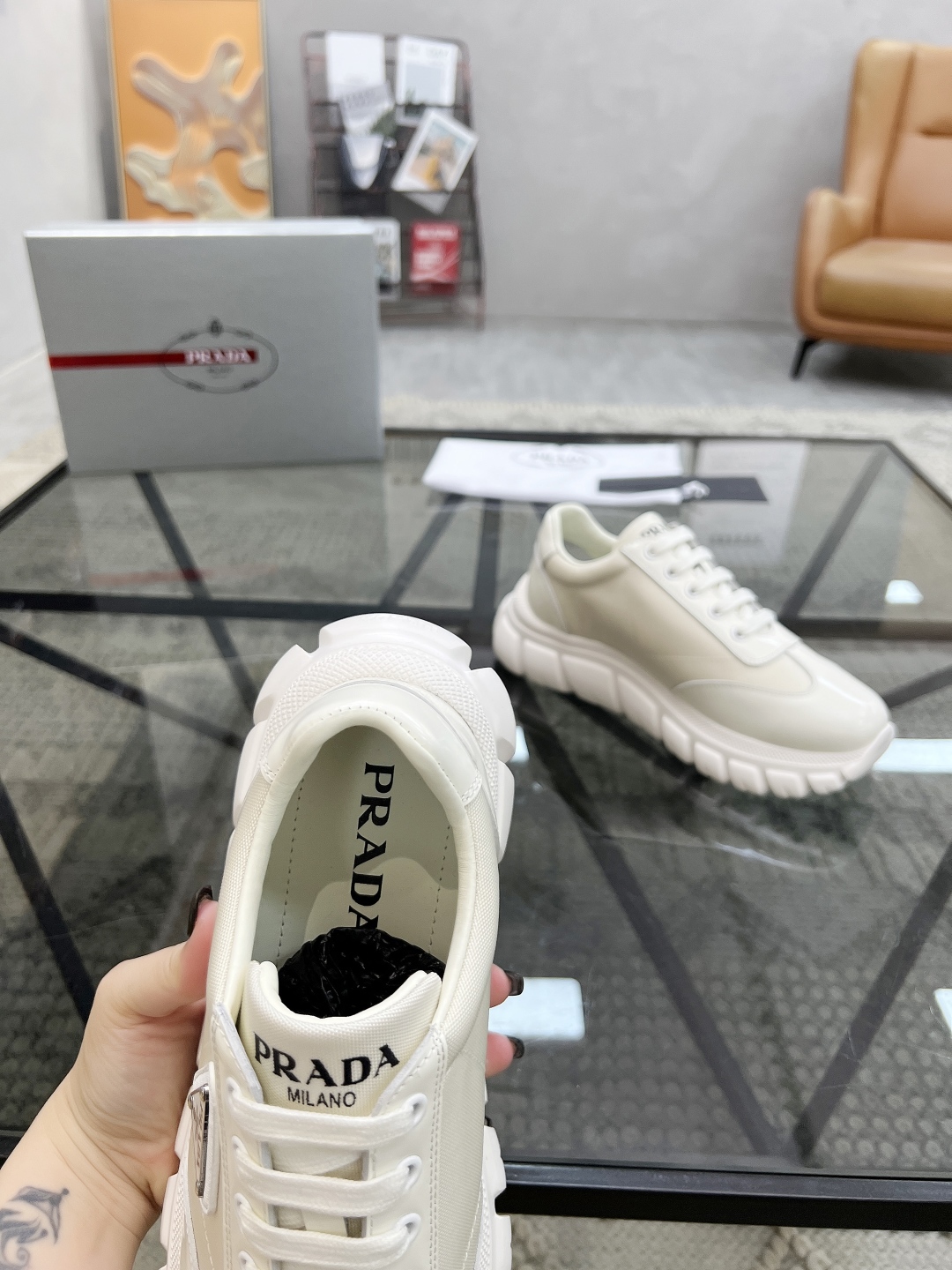  P 🔍顶级代购🇮🇹 普 炸街男神新品专柜同步原厂配置，意大利进口牛皮搭配帆布面料，全鞋配件私模打造，潮