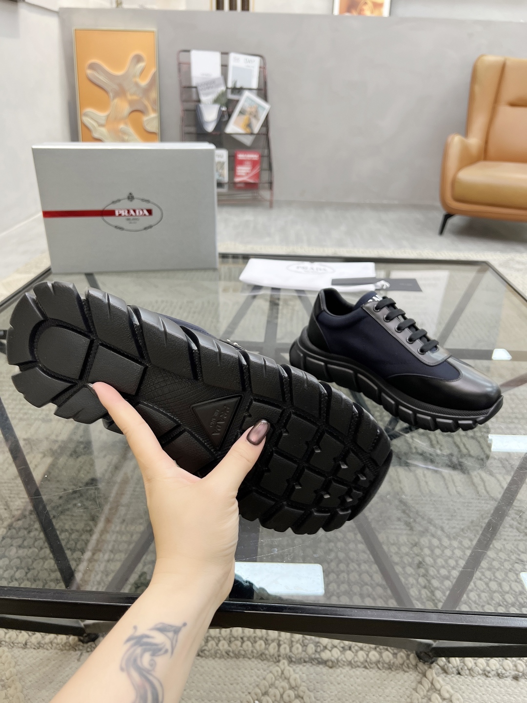  P 🔍顶级代购🇮🇹 普 炸街男神新品专柜同步原厂配置，意大利进口牛皮搭配帆布面料，全鞋配件私模打造，潮
