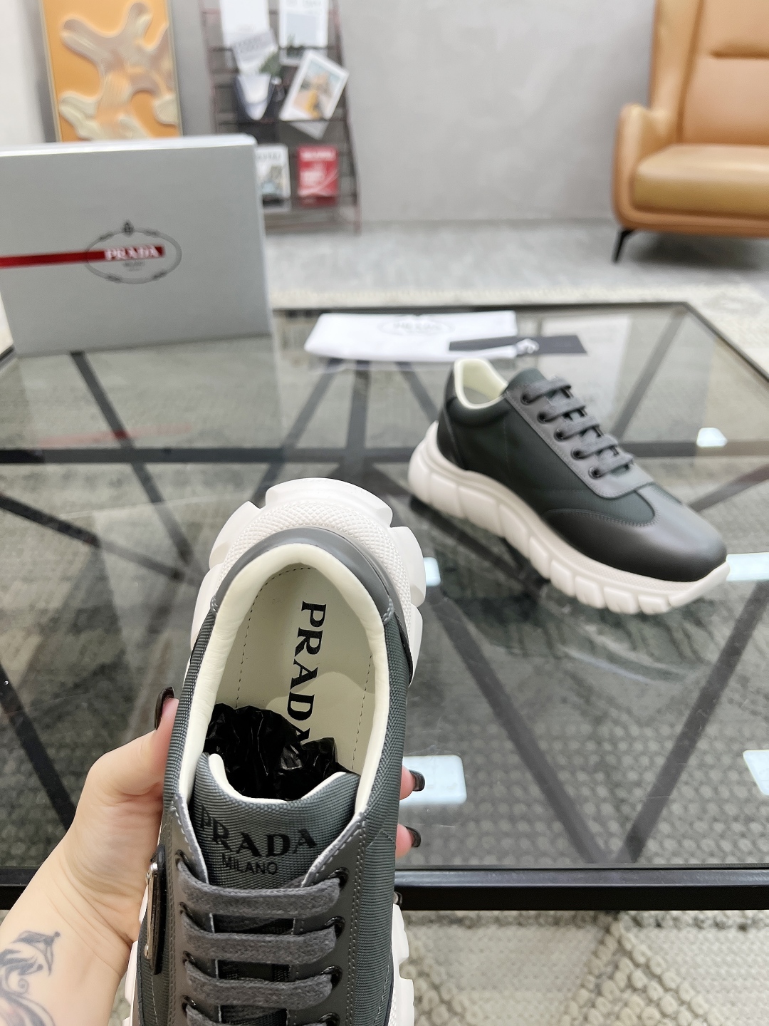  P 🔍顶级代购🇮🇹 普 炸街男神新品专柜同步原厂配置，意大利进口牛皮搭配帆布面料，全鞋配件私模打造，潮