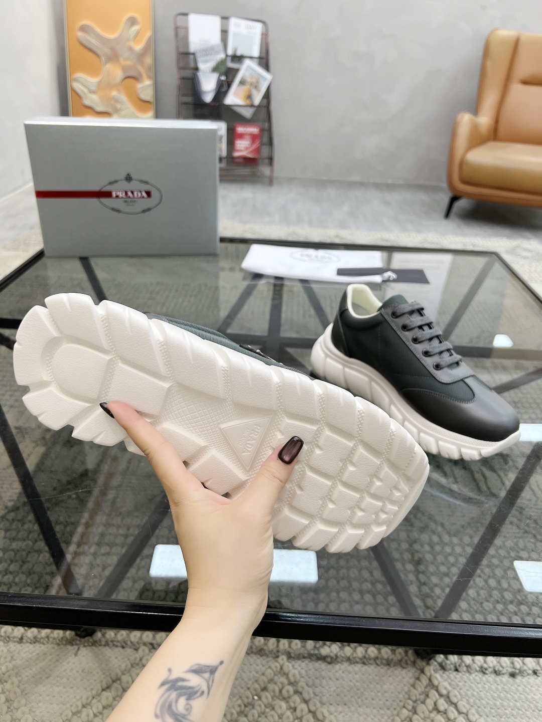  P 🔍顶级代购🇮🇹 普 炸街男神新品专柜同步原厂配置，意大利进口牛皮搭配帆布面料，全鞋配件私模打造，潮