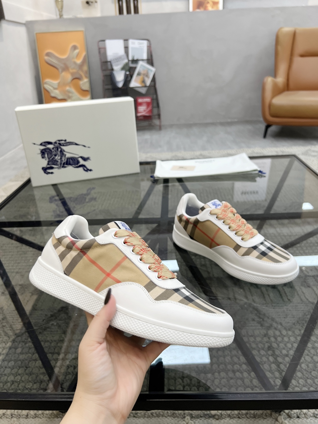  B 🔍顶级代购🇮🇹 巴 炸街男神新品来袭，超人气爆款专柜新款，原厂配置意大利进口牛皮搭配格子布面料，高