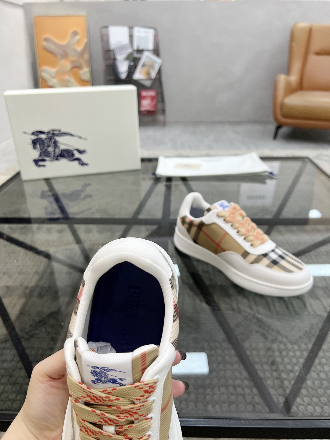  B 🔍顶级代购🇮🇹 巴 炸街男神新品来袭，超人气爆款专柜新款，原厂配置意大利进口牛皮搭配格子布面料，高