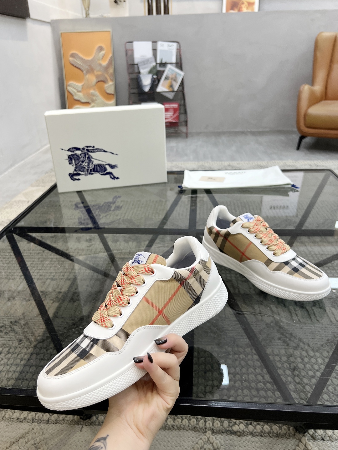  B 🔍顶级代购🇮🇹 巴 炸街男神新品来袭，超人气爆款专柜新款，原厂配置意大利进口牛皮搭配格子布面料，高
