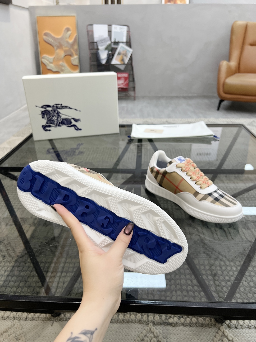  B 🔍顶级代购🇮🇹 巴 炸街男神新品来袭，超人气爆款专柜新款，原厂配置意大利进口牛皮搭配格子布面料，高