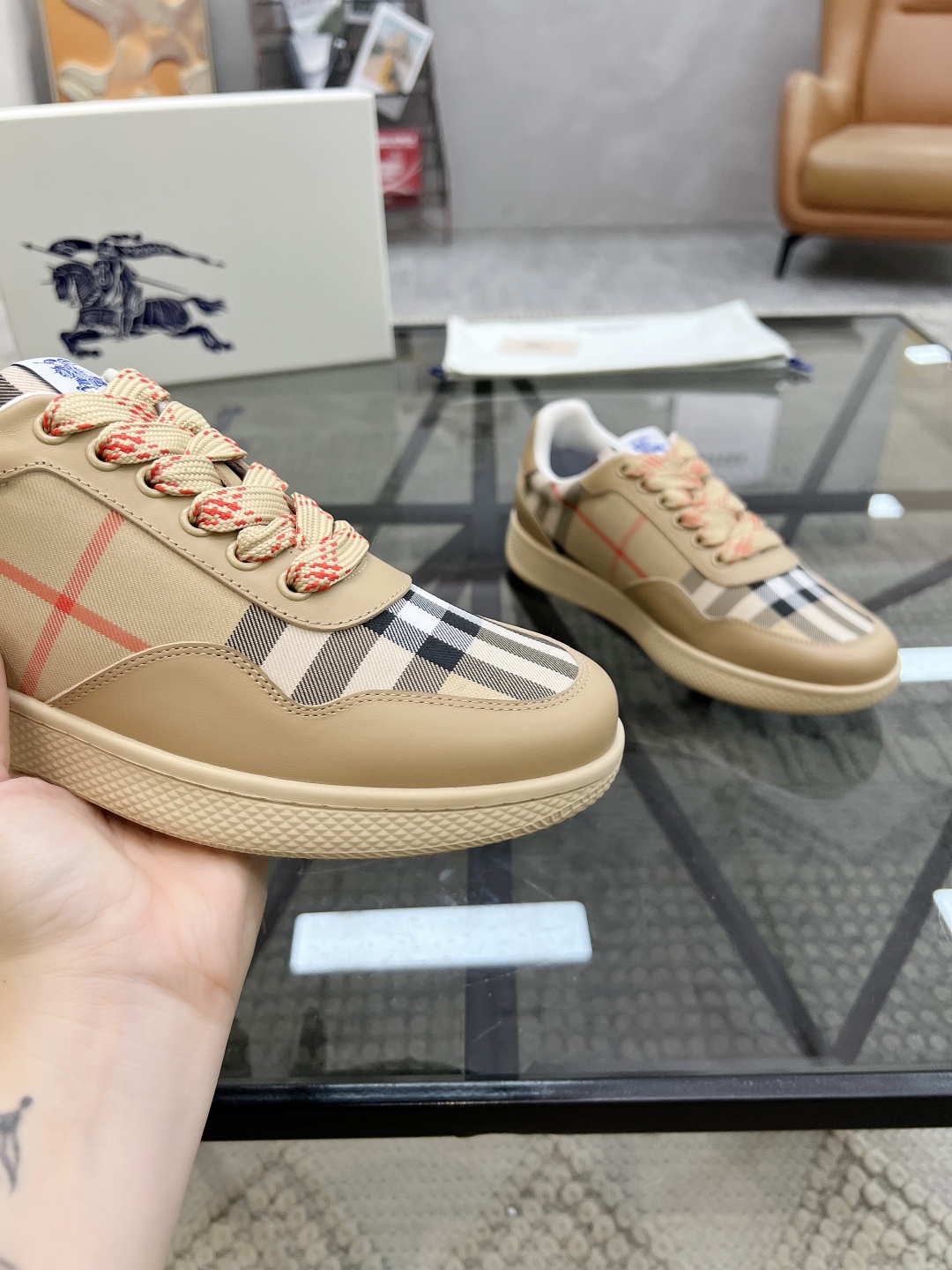  B 🔍顶级代购🇮🇹 巴 炸街男神新品来袭，超人气爆款专柜新款，原厂配置意大利进口牛皮搭配格子布面料，高