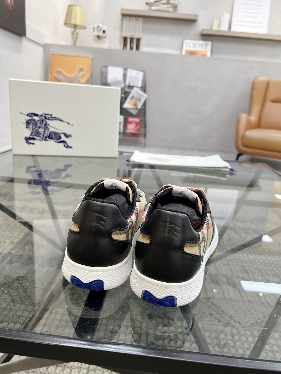P450 B 🔍顶级代购🇮🇹 巴 炸街男神新品来袭，超人气爆款专柜新款，原厂配置意大利进口牛皮搭配格子布面料，高品质复杂拼接工艺，经典的外观搭配新底更加潮达人，进口牛皮内里垫透气舒适，鞋底：大原厂特供原版底超级舒适，原厂跟单货🔍高品质，可随意进出专柜，欢迎对比，码数 38-44（订 45 46）