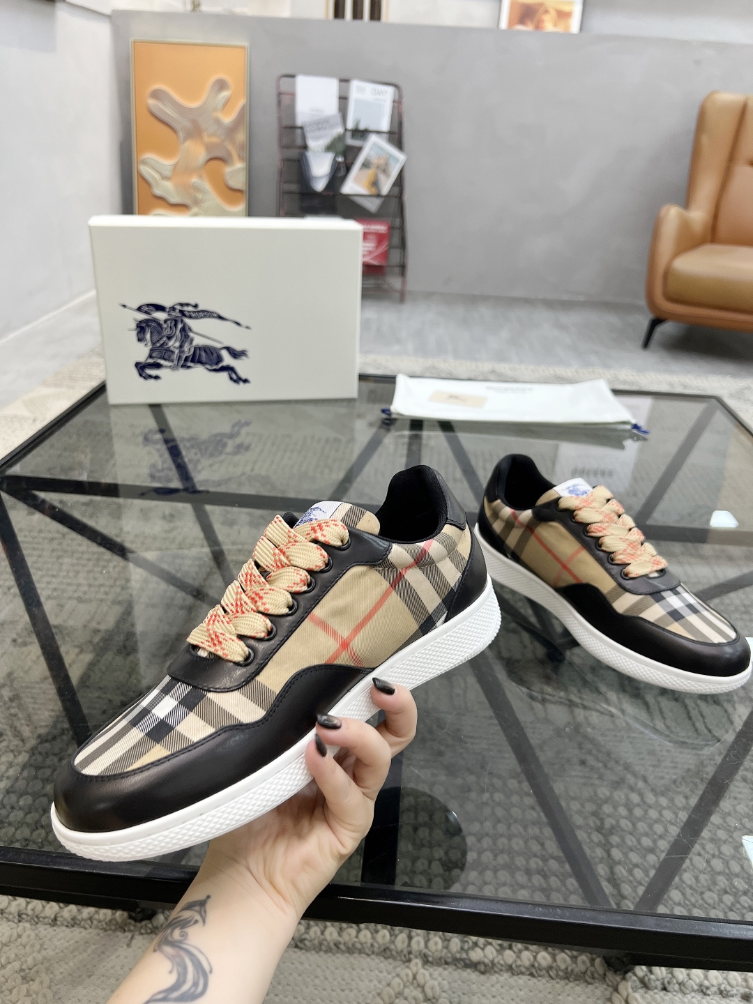 P450 B 🔍顶级代购🇮🇹 巴 炸街男神新品来袭，超人气爆款专柜新款，原厂配置意大利进口牛皮搭配格子布面料，高品质复杂拼接工艺，经典的外观搭配新底更加潮达人，进口牛皮内里垫透气舒适，鞋底：大原厂特供原版底超级舒适，原厂跟单货🔍高品质，可随意进出专柜，欢迎对比，码数 38-44（订 45 46）