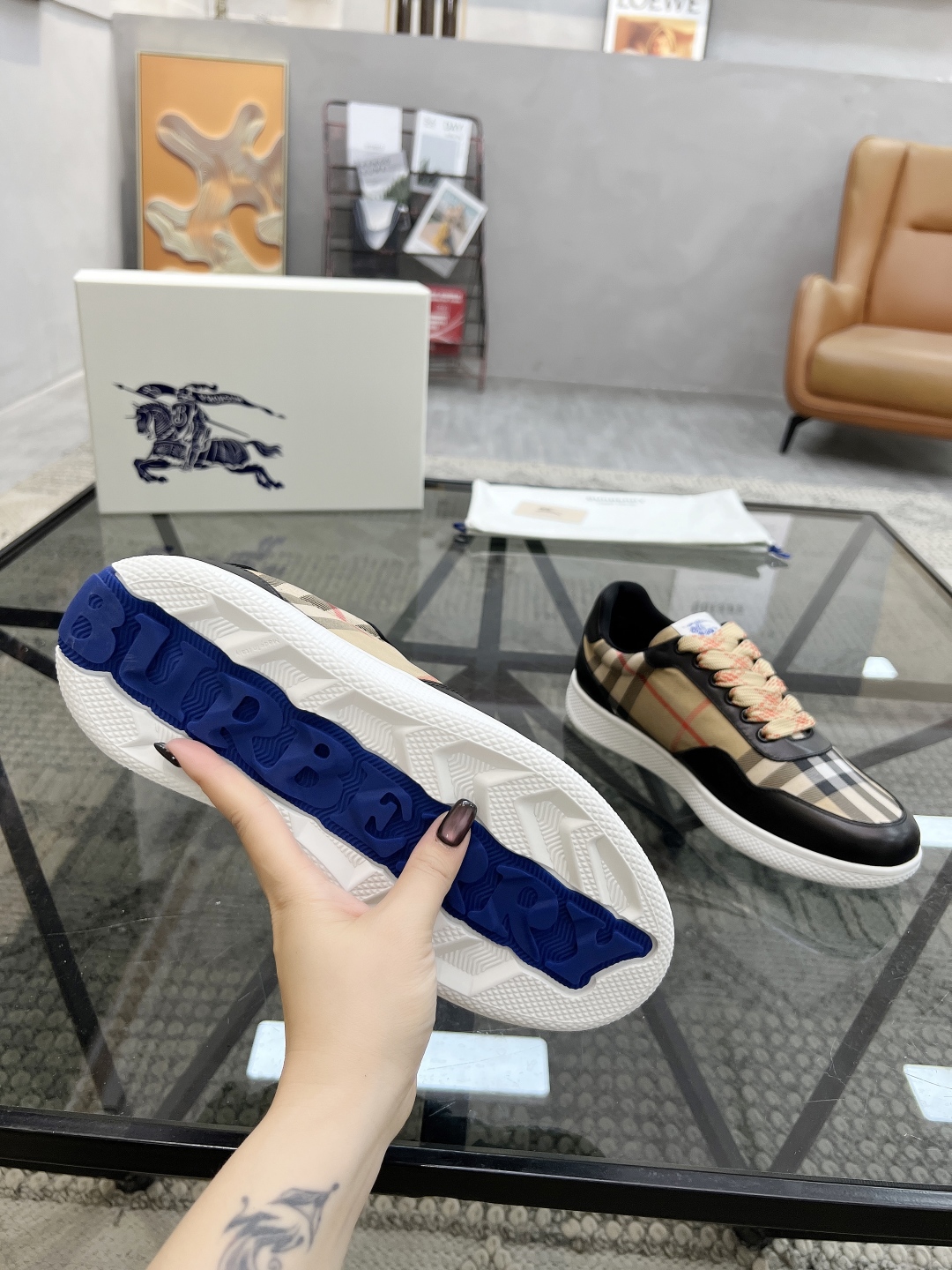 P450 B 🔍顶级代购🇮🇹 巴 炸街男神新品来袭，超人气爆款专柜新款，原厂配置意大利进口牛皮搭配格子布面料，高品质复杂拼接工艺，经典的外观搭配新底更加潮达人，进口牛皮内里垫透气舒适，鞋底：大原厂特供原版底超级舒适，原厂跟单货🔍高品质，可随意进出专柜，欢迎对比，码数 38-44（订 45 46）