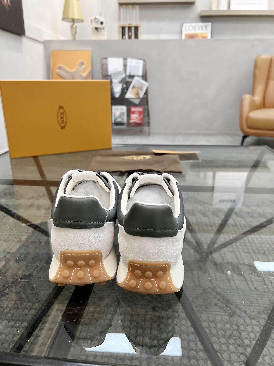 P460  T 🔍顶级代购🇮🇹 托 炸街男神新品来袭，超人气爆款专柜新款，原厂配置意大利进口牛皮搭配网布面料，高品质复杂拼接工艺，经典的外观搭配气垫新底更加潮达人，进口牛皮内里垫，透气舒适，鞋底：原厂特供原版底超级舒适，原厂跟单货🔍高品质，可随意进出专柜，欢迎对比，码数 38-44（订 45 46）
