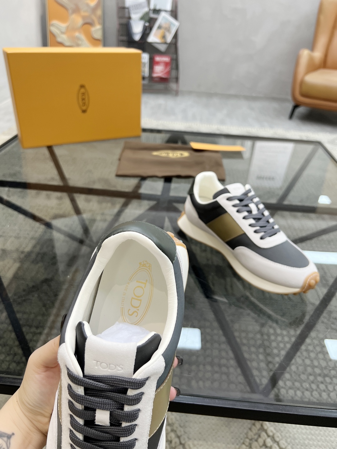 P460  T 🔍顶级代购🇮🇹 托 炸街男神新品来袭，超人气爆款专柜新款，原厂配置意大利进口牛皮搭配网布面料，高品质复杂拼接工艺，经典的外观搭配气垫新底更加潮达人，进口牛皮内里垫，透气舒适，鞋底：原厂特供原版底超级舒适，原厂跟单货🔍高品质，可随意进出专柜，欢迎对比，码数 38-44（订 45 46）