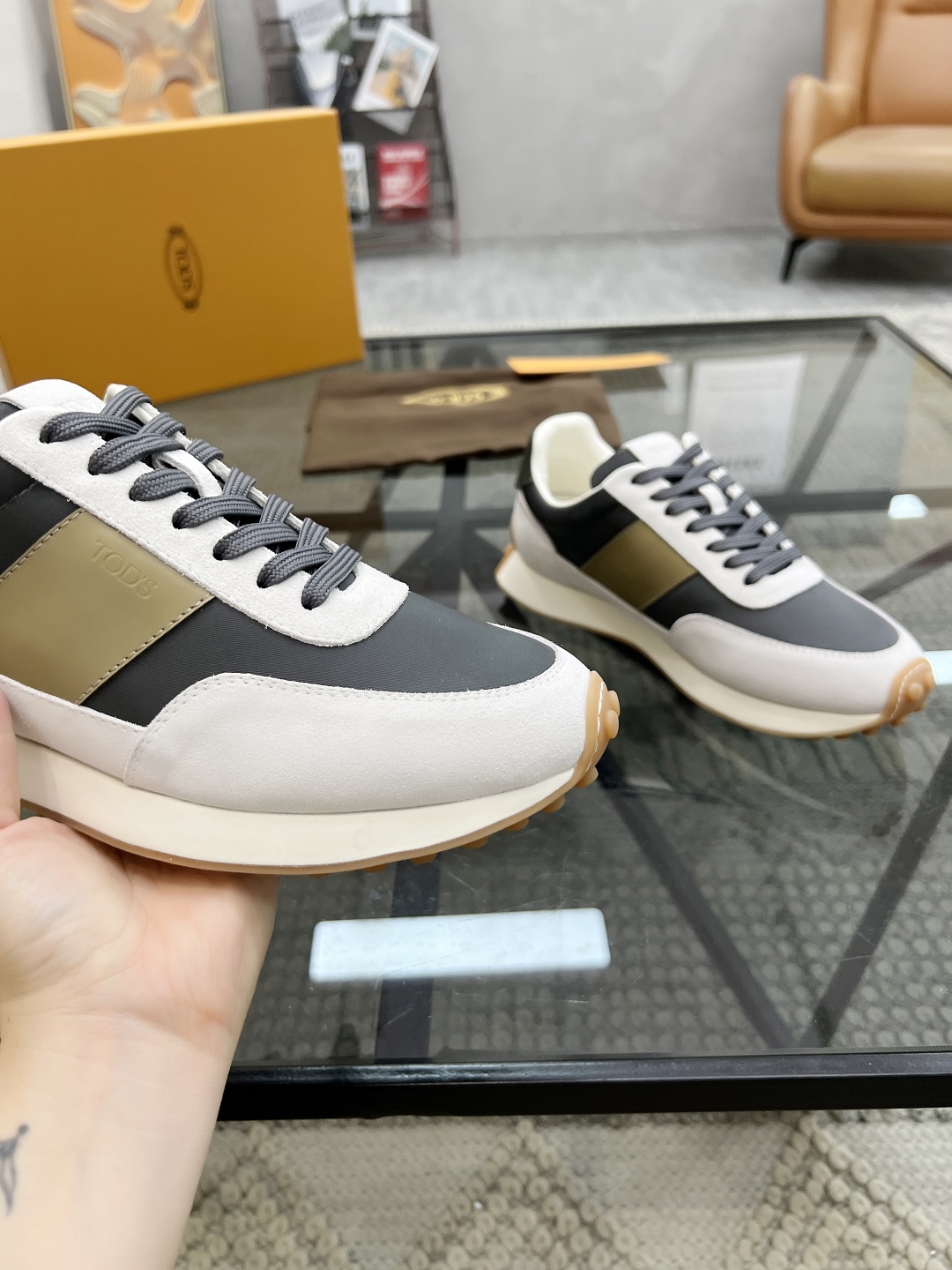 P460  T 🔍顶级代购🇮🇹 托 炸街男神新品来袭，超人气爆款专柜新款，原厂配置意大利进口牛皮搭配网布面料，高品质复杂拼接工艺，经典的外观搭配气垫新底更加潮达人，进口牛皮内里垫，透气舒适，鞋底：原厂特供原版底超级舒适，原厂跟单货🔍高品质，可随意进出专柜，欢迎对比，码数 38-44（订 45 46）