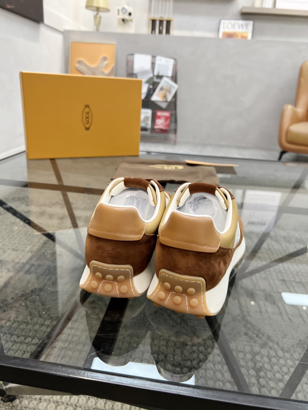 P460 T 🔍顶级代购🇮🇹 托 炸街男神新品来袭，超人气爆款专柜新款，原厂配置意大利进口牛皮搭配网布面料，高品质复杂拼接工艺，经典的外观搭配气垫新底更加潮达人，进口牛皮内里垫，透气舒适，鞋底：原厂特供原版底超级舒适，原厂跟单货🔍高品质，可随意进出专柜，欢迎对比，码数 38-44（订 45 46）