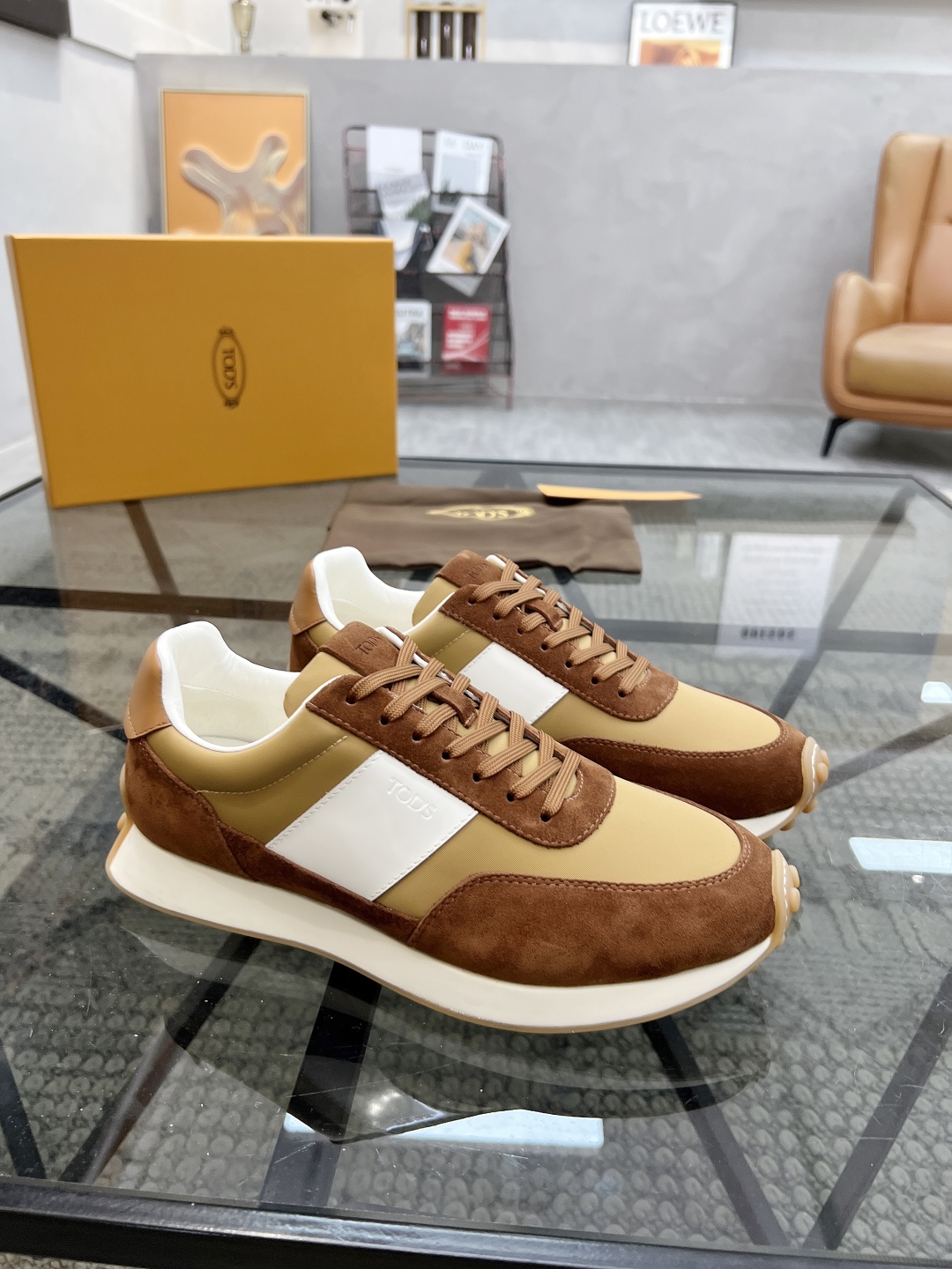 P460 T 🔍顶级代购🇮🇹 托 炸街男神新品来袭，超人气爆款专柜新款，原厂配置意大利进口牛皮搭配网布面料，高品质复杂拼接工艺，经典的外观搭配气垫新底更加潮达人，进口牛皮内里垫，透气舒适，鞋底：原厂特供原版底超级舒适，原厂跟单货🔍高品质，可随意进出专柜，欢迎对比，码数 38-44（订 45 46）