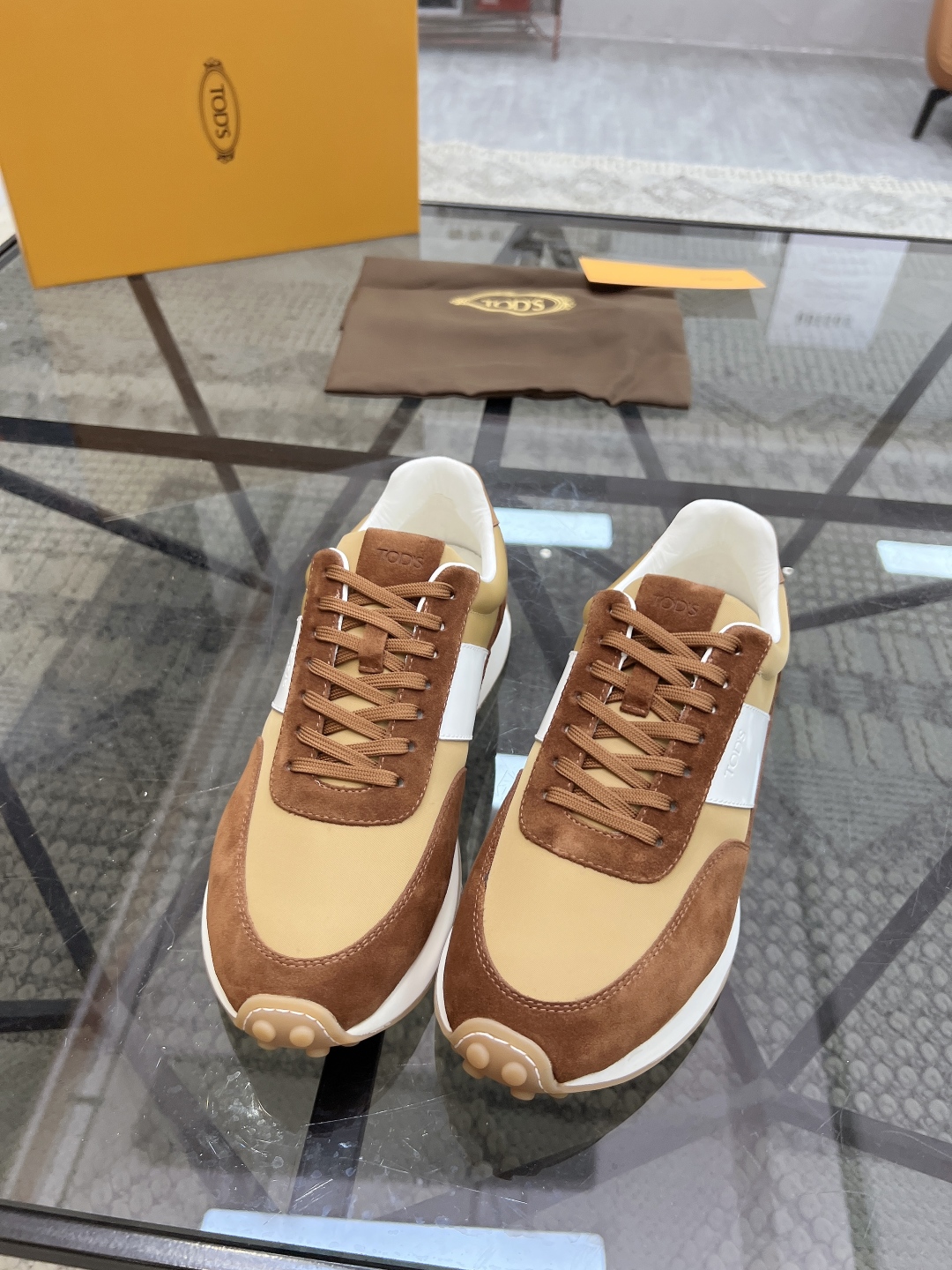 P460 T 🔍顶级代购🇮🇹 托 炸街男神新品来袭，超人气爆款专柜新款，原厂配置意大利进口牛皮搭配网布面料，高品质复杂拼接工艺，经典的外观搭配气垫新底更加潮达人，进口牛皮内里垫，透气舒适，鞋底：原厂特供原版底超级舒适，原厂跟单货🔍高品质，可随意进出专柜，欢迎对比，码数 38-44（订 45 46）