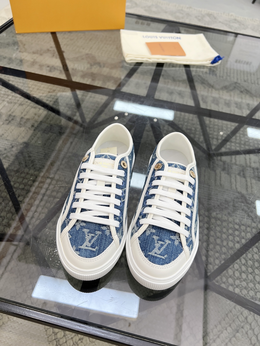  L 🔍顶级代购🇮🇹 路 炸街情侣款👫专柜同步发售原厂配置，意大利进口进口牛皮搭配印花布面料，舒适柔软内