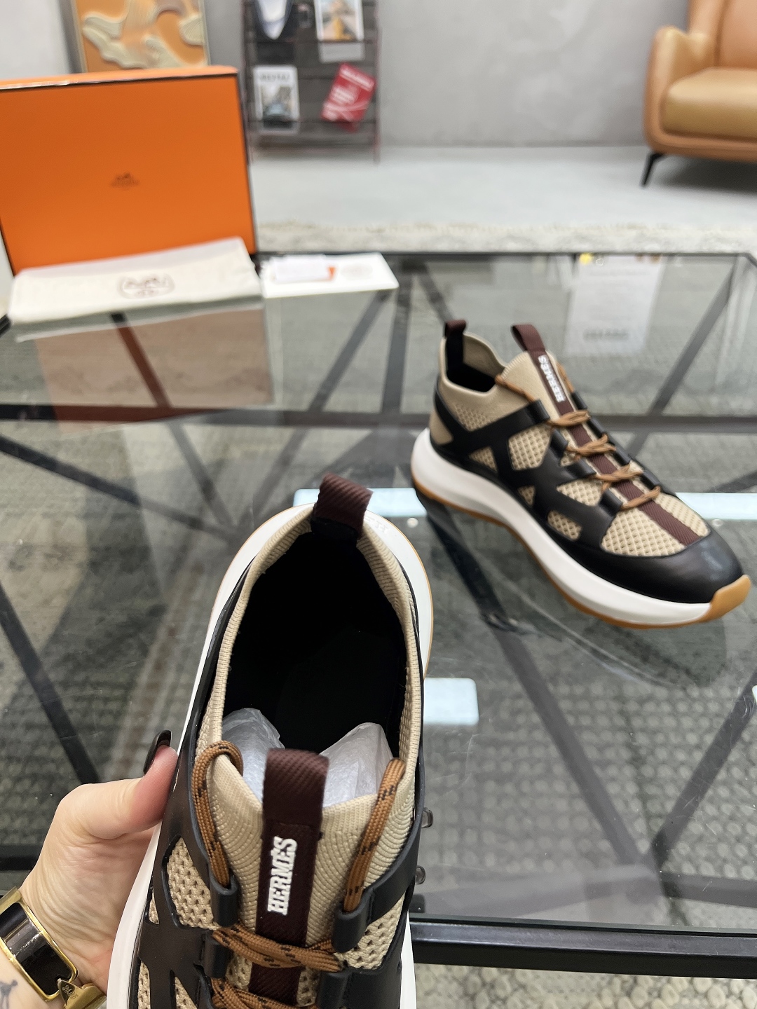  H 🔍顶级代购🇮🇹 爱 超人气男神运动鞋新品来袭专柜同步发售原厂配置，意大利进口原版牛皮搭配网布面料，