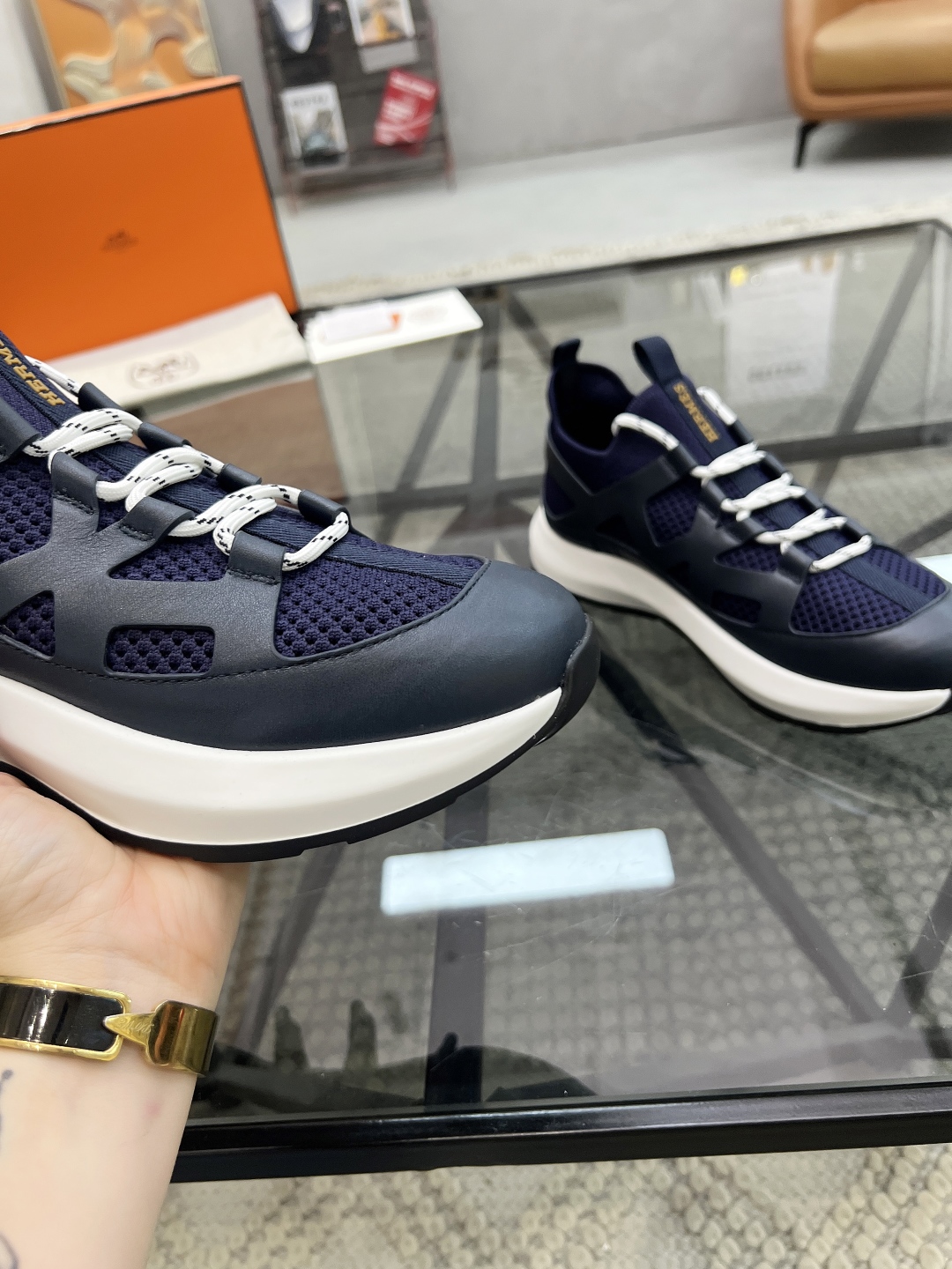  H 🔍顶级代购🇮🇹 爱 超人气男神运动鞋新品来袭专柜同步发售原厂配置，意大利进口原版牛皮搭配网布面料，