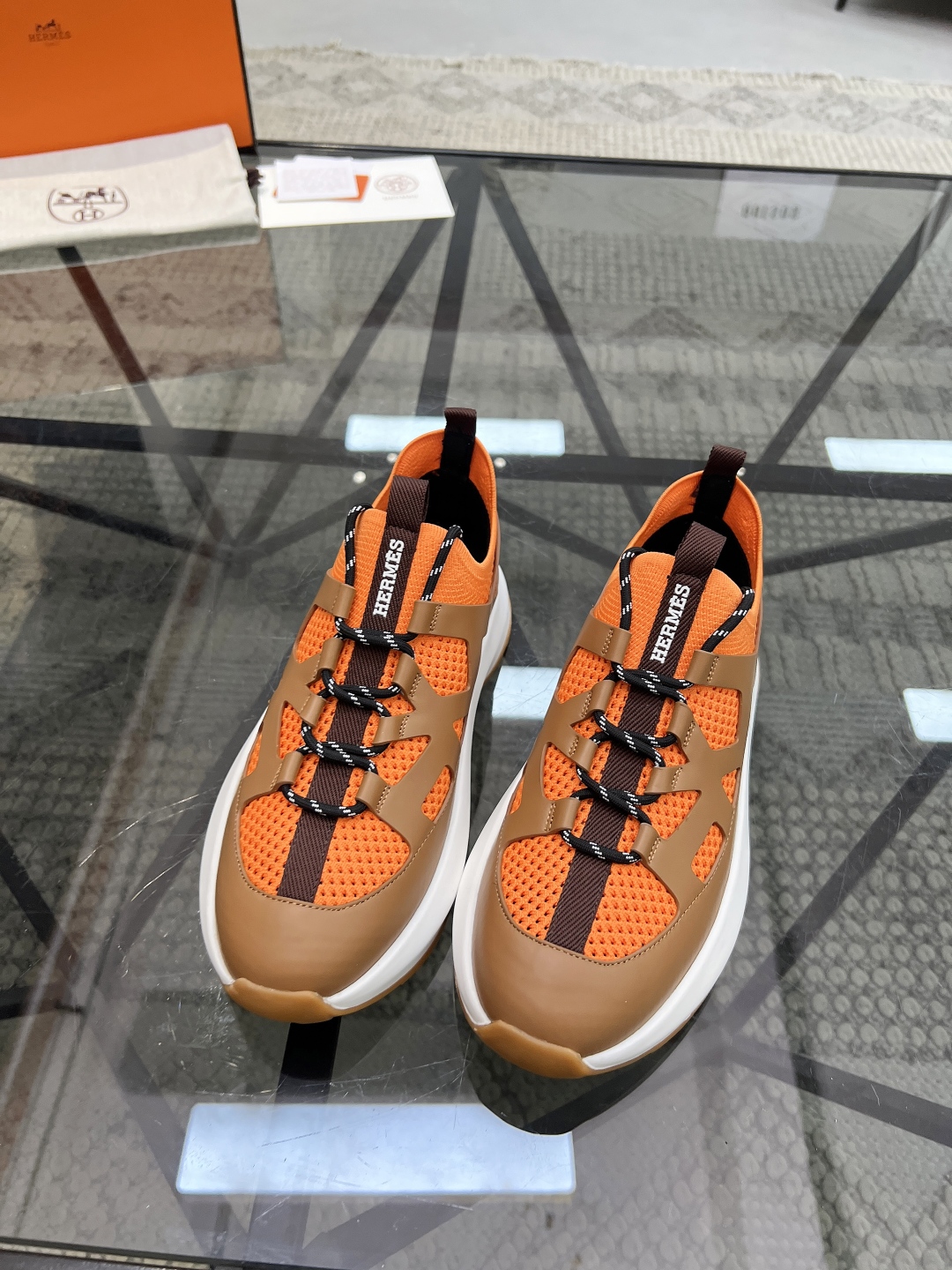  H 🔍顶级代购🇮🇹 爱 超人气男神运动鞋新品来袭专柜同步发售原厂配置，意大利进口原版牛皮搭配网布面料，