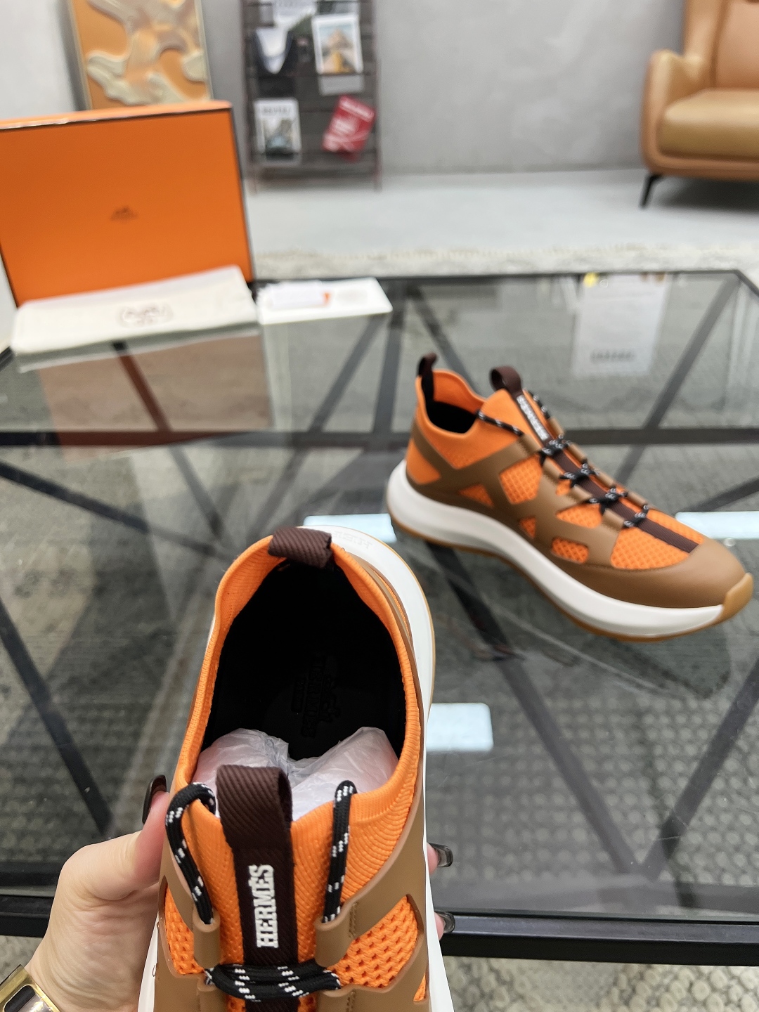  H 🔍顶级代购🇮🇹 爱 超人气男神运动鞋新品来袭专柜同步发售原厂配置，意大利进口原版牛皮搭配网布面料，