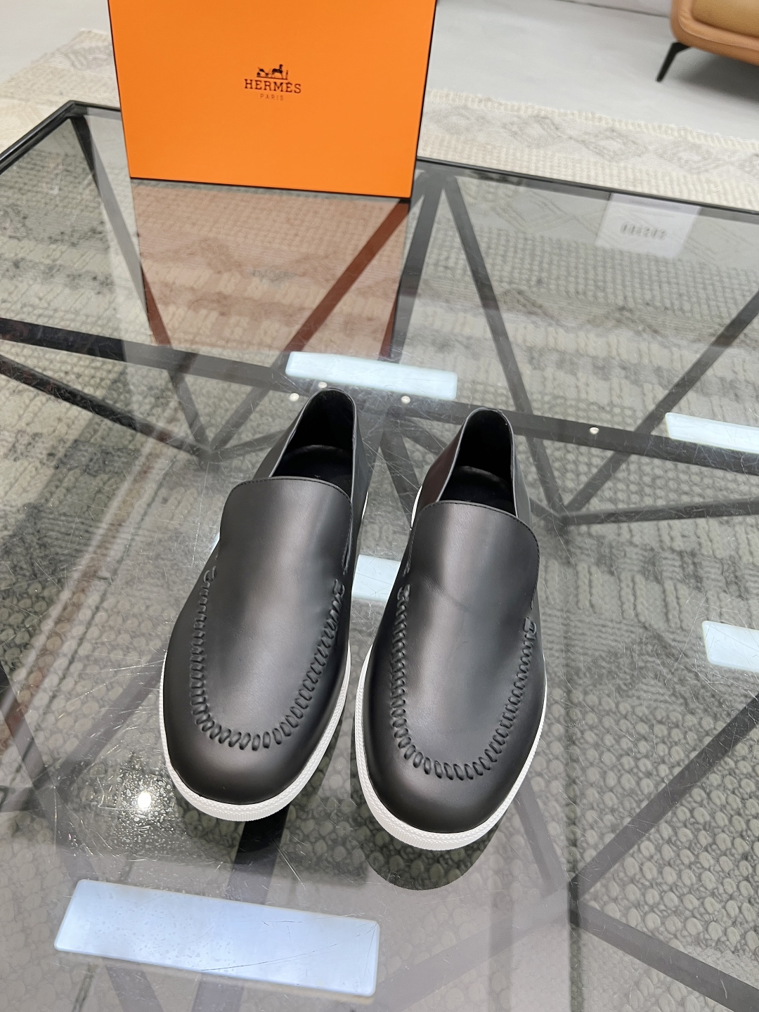  H 🔍顶级代购🇮🇹 爱 炸街男神套脚休闲鞋新品来袭专柜同步发售原厂配置，意大利进口原版牛皮面料，透气舒