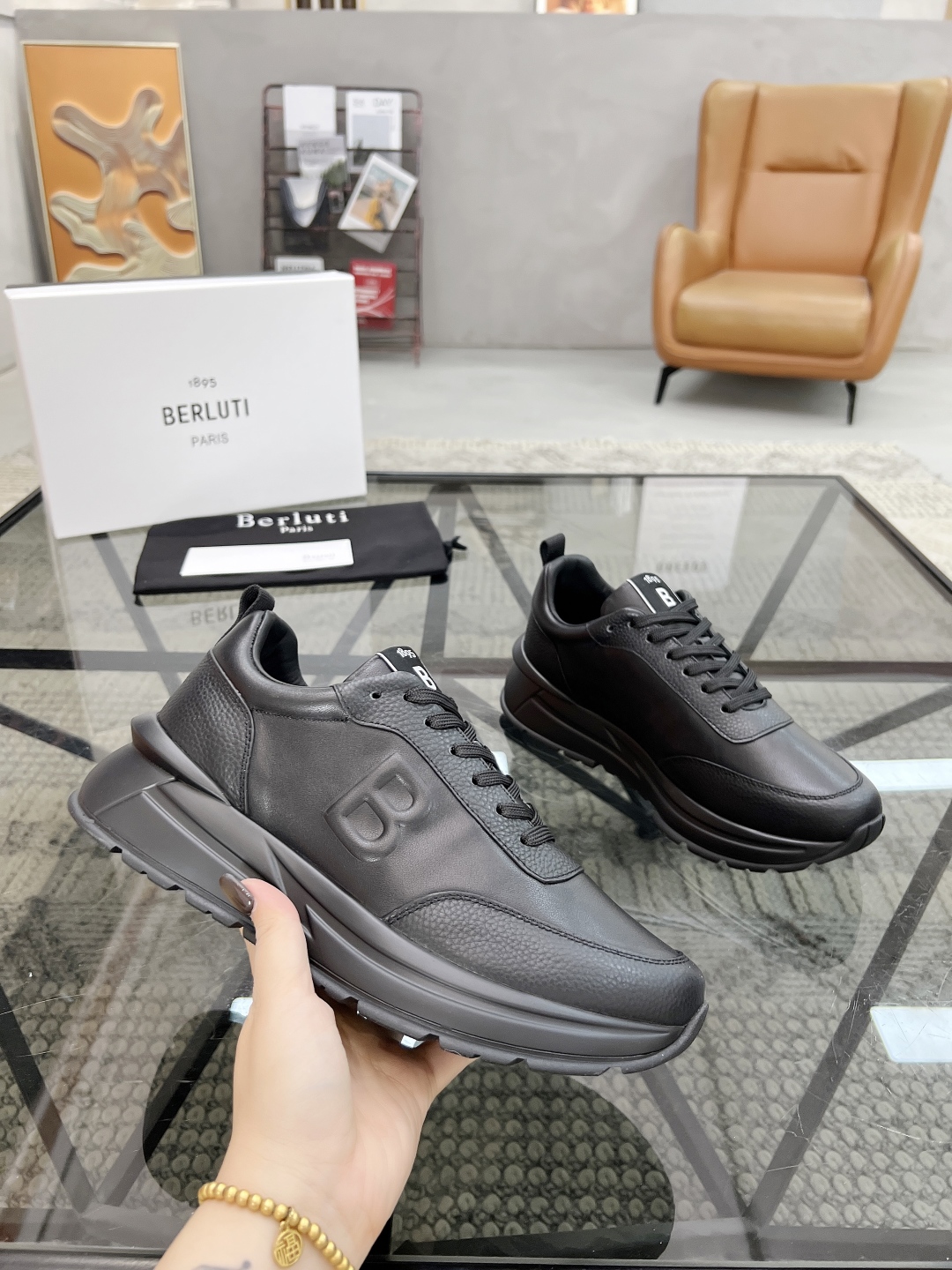  B 🔍顶级代购🇮🇹 布鲁 炸街男神运动鞋新品来袭 专柜同步发售原厂配置，意大利进口原版牛皮面料，高品质