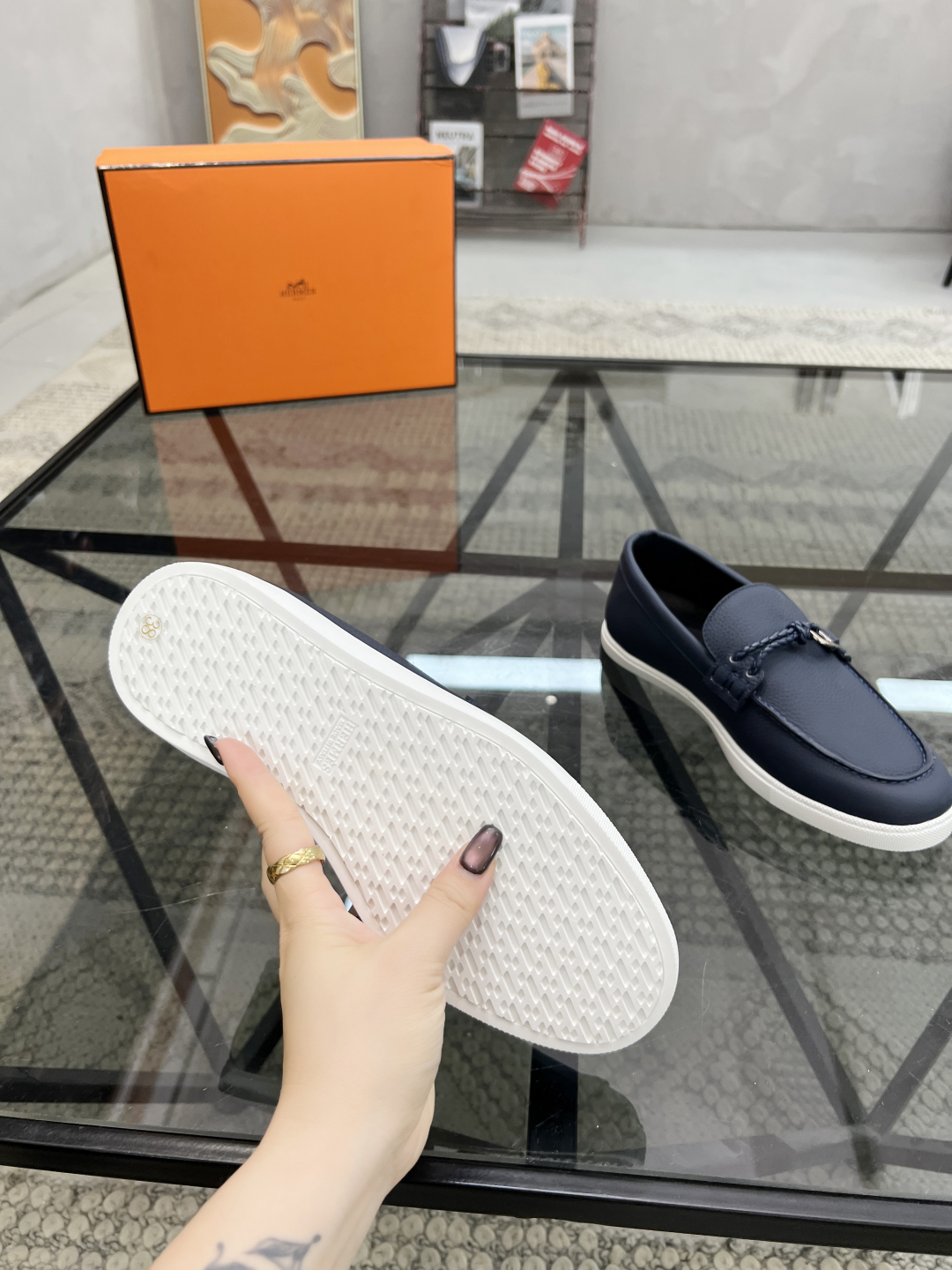 P380 H 🔍顶级代购🇮🇹 爱 炸街男神套脚休闲鞋新品来袭专柜同步发售原厂配置,意大利进口原版牛皮面料,透气舒适驾车必备,全进口水染牛皮里垫,鞋底:戉原厂特供原版底超级舒适,原厂跟单货 🔍🔍高品质,可随意进出专柜,欢迎对比专柜同步,码数 38-44(订45 )