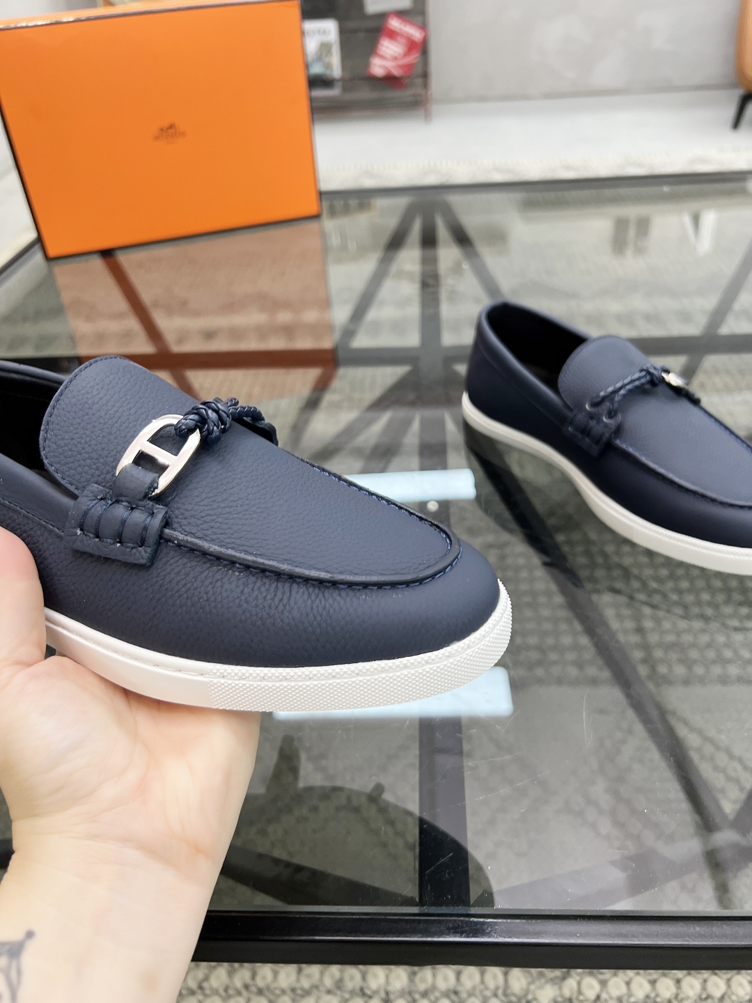 P380 H 🔍顶级代购🇮🇹 爱 炸街男神套脚休闲鞋新品来袭专柜同步发售原厂配置,意大利进口原版牛皮面料,透气舒适驾车必备,全进口水染牛皮里垫,鞋底:戉原厂特供原版底超级舒适,原厂跟单货 🔍🔍高品质,可随意进出专柜,欢迎对比专柜同步,码数 38-44(订45 )