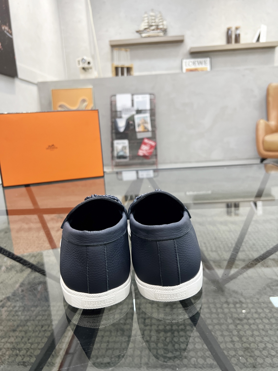 P380 H 🔍顶级代购🇮🇹 爱 炸街男神套脚休闲鞋新品来袭专柜同步发售原厂配置,意大利进口原版牛皮面料,透气舒适驾车必备,全进口水染牛皮里垫,鞋底:戉原厂特供原版底超级舒适,原厂跟单货 🔍🔍高品质,可随意进出专柜,欢迎对比专柜同步,码数 38-44(订45 )